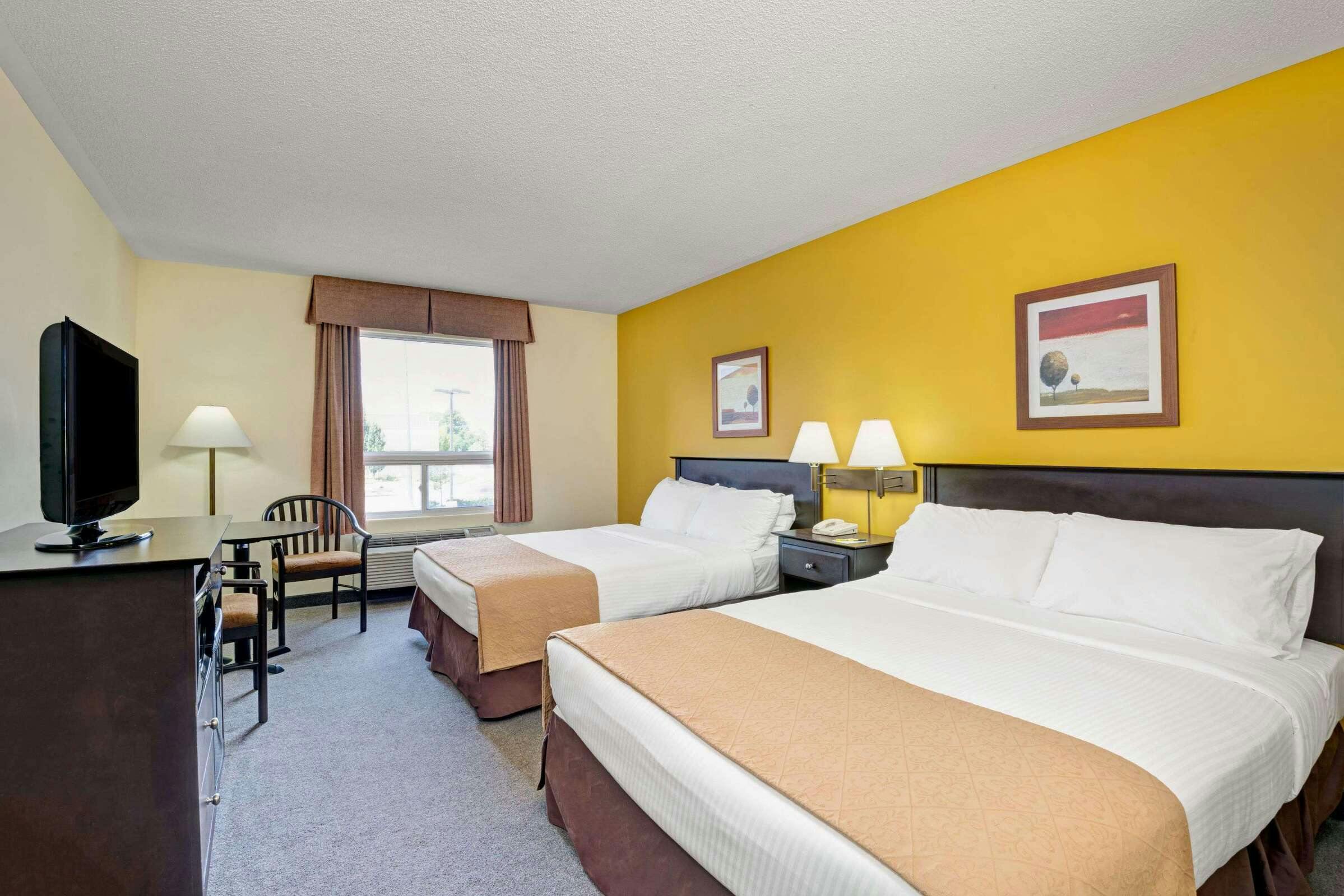 Hotel Super 8 Barrie South photo 2