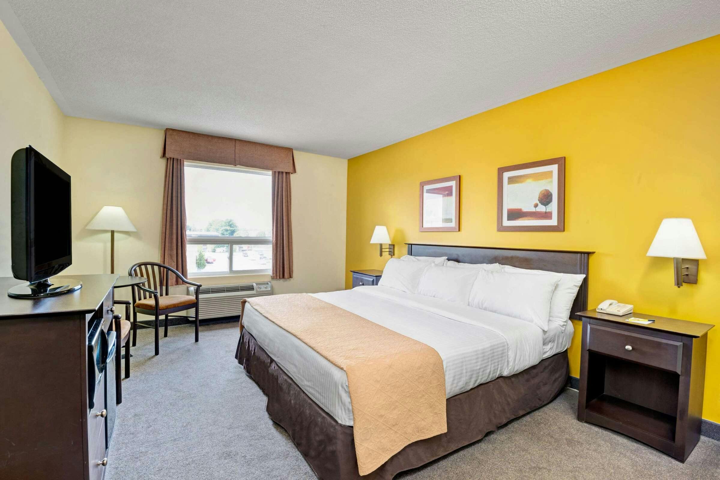 Hotel Super 8 Barrie South photo 1