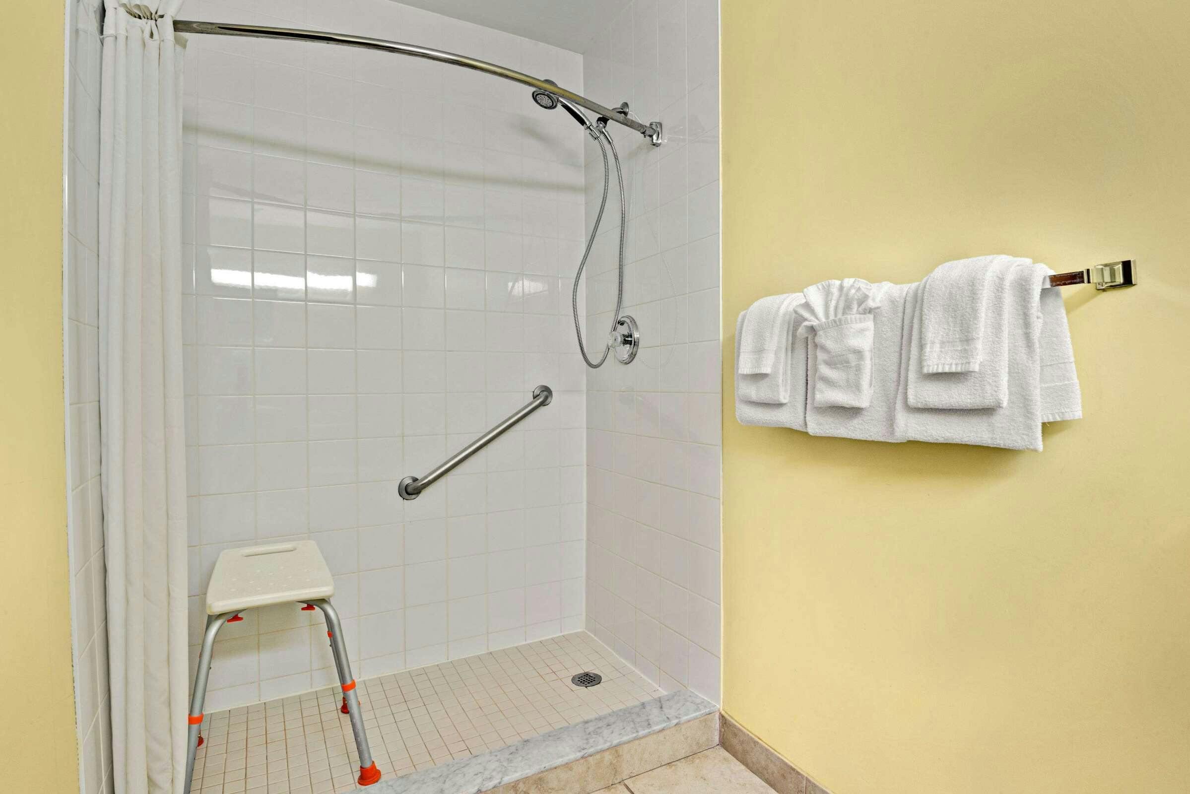 Hotel Super 8 Barrie South photo 5