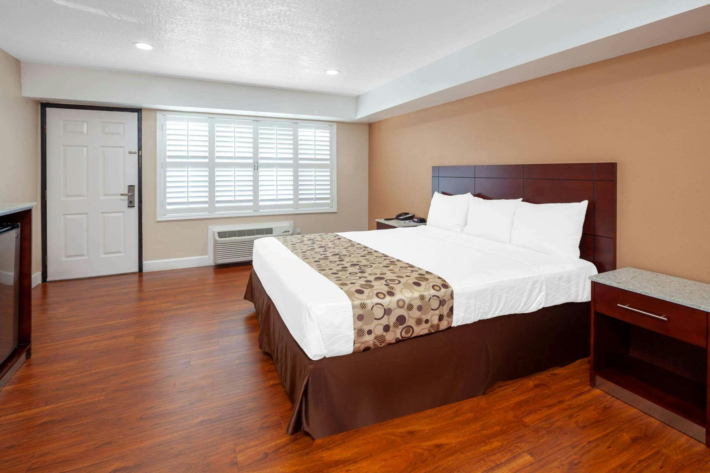 Hotel Travelodge Harbor City photo 2