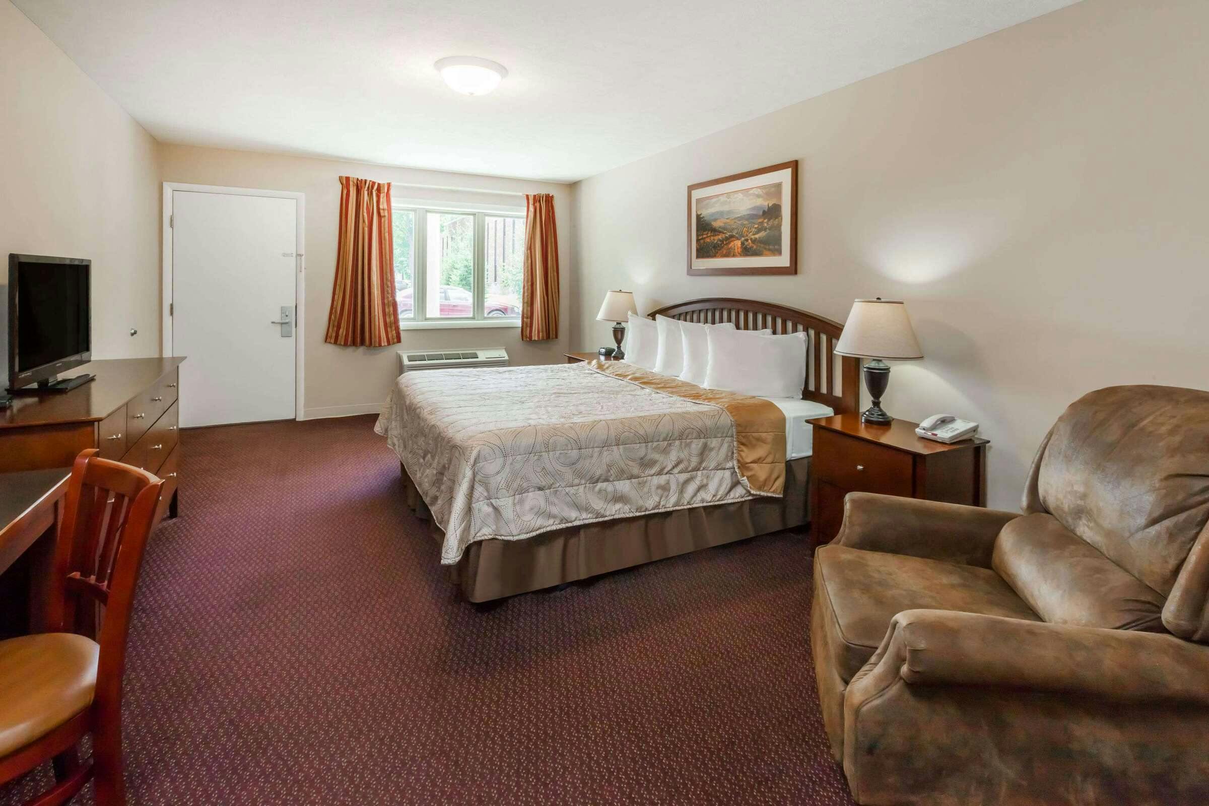 Hotel Howard Johnson by Wyndham Traverse City photo 2