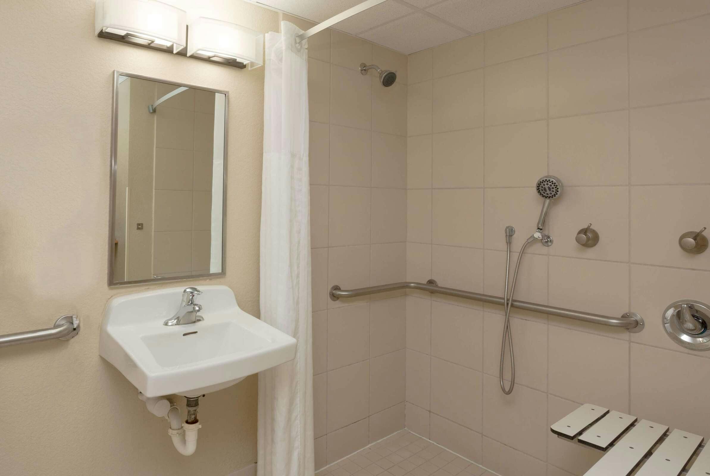 Hotel Baymont Bonita Springs photo 4