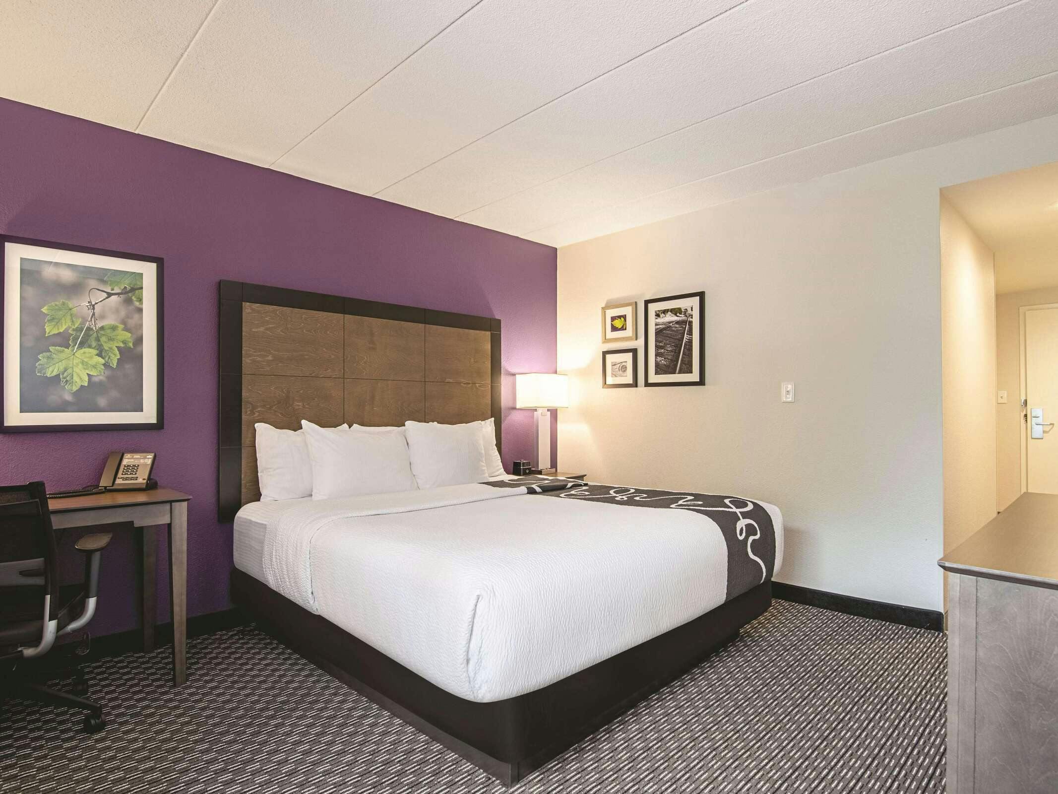 Hotel La Quinta Inn & Suites by Wyndham Portland DT/Maine Med photo 1