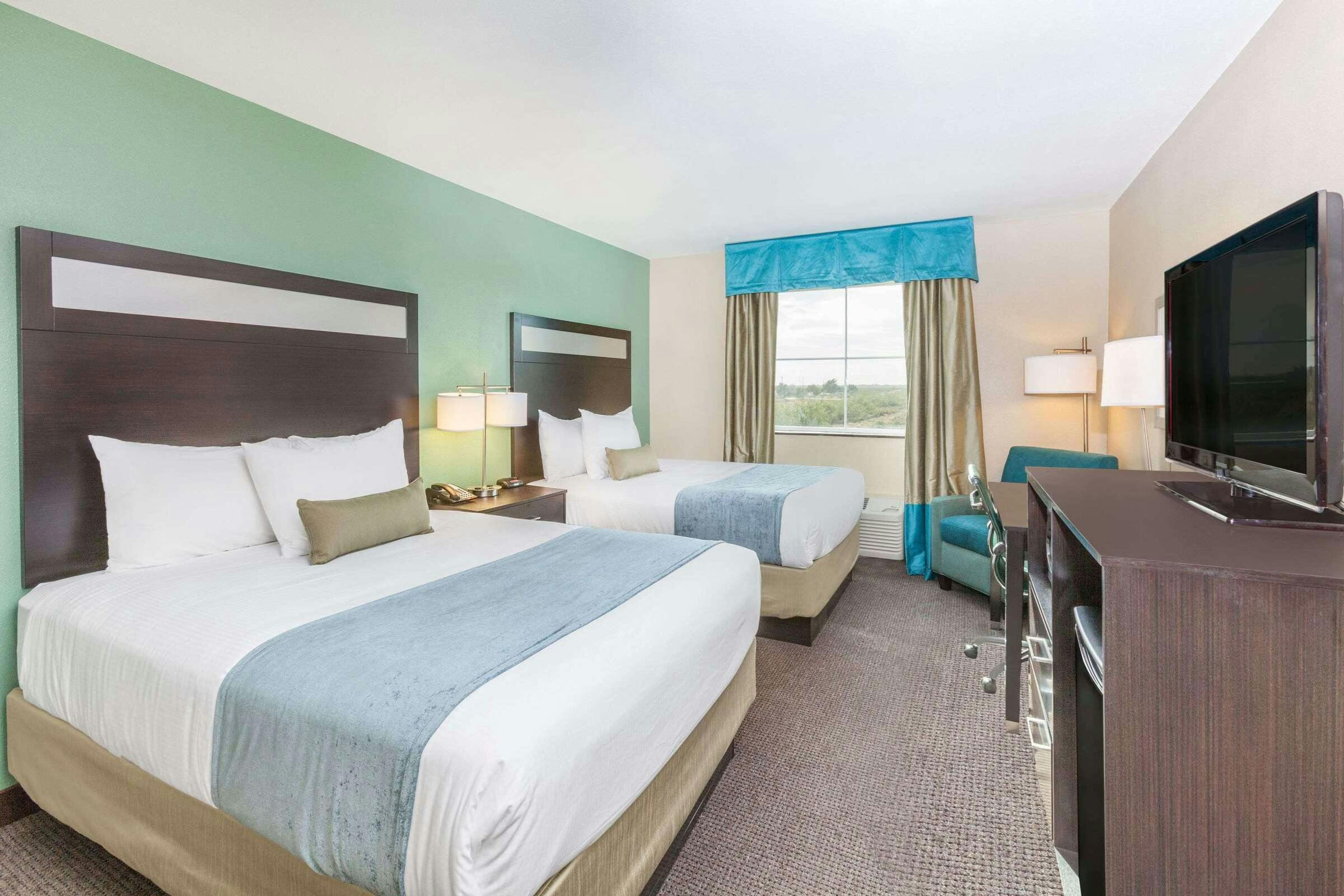 Hotel Baymont Midland Center photo 5