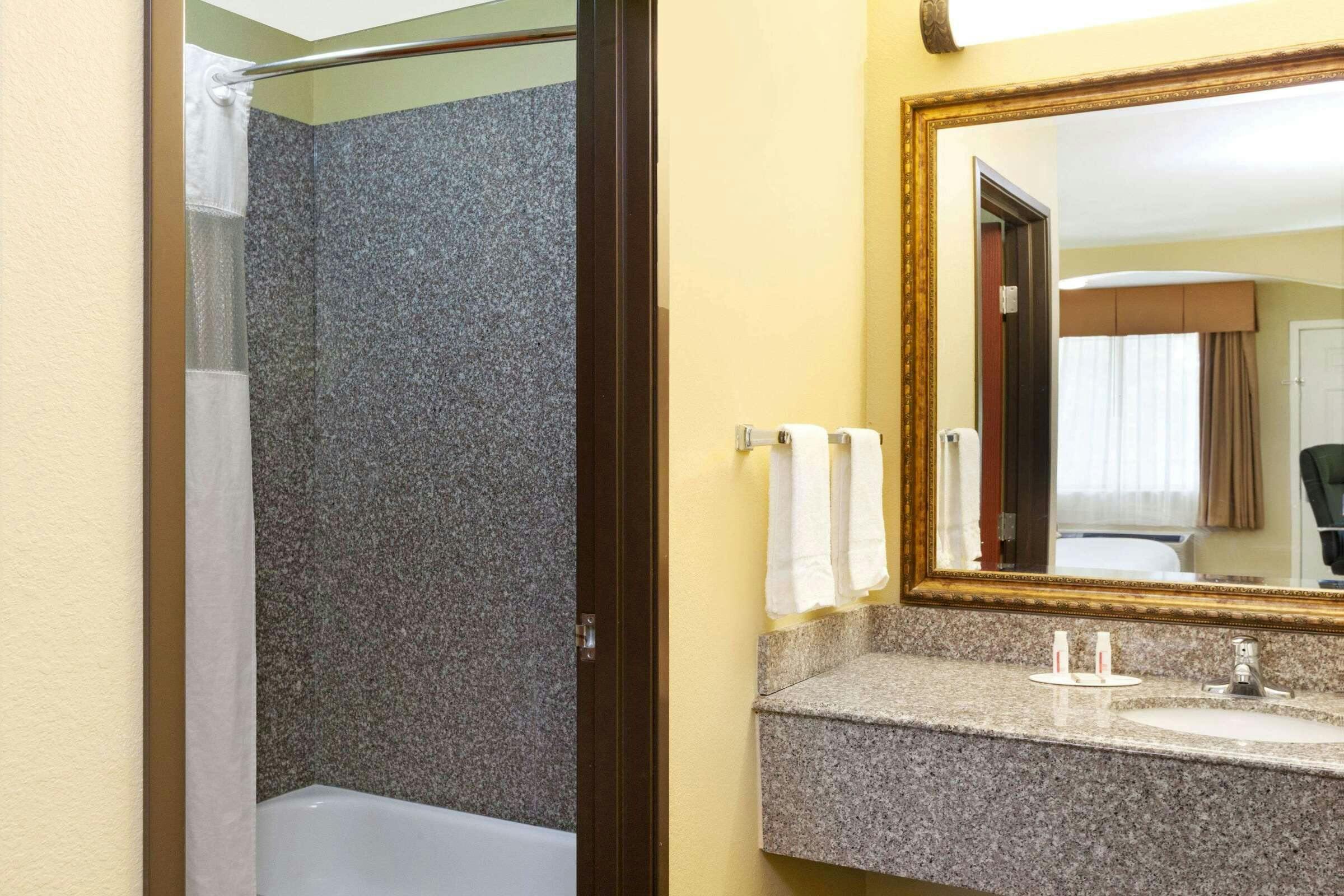 Hotel Howard Johnson Lafayette photo 5