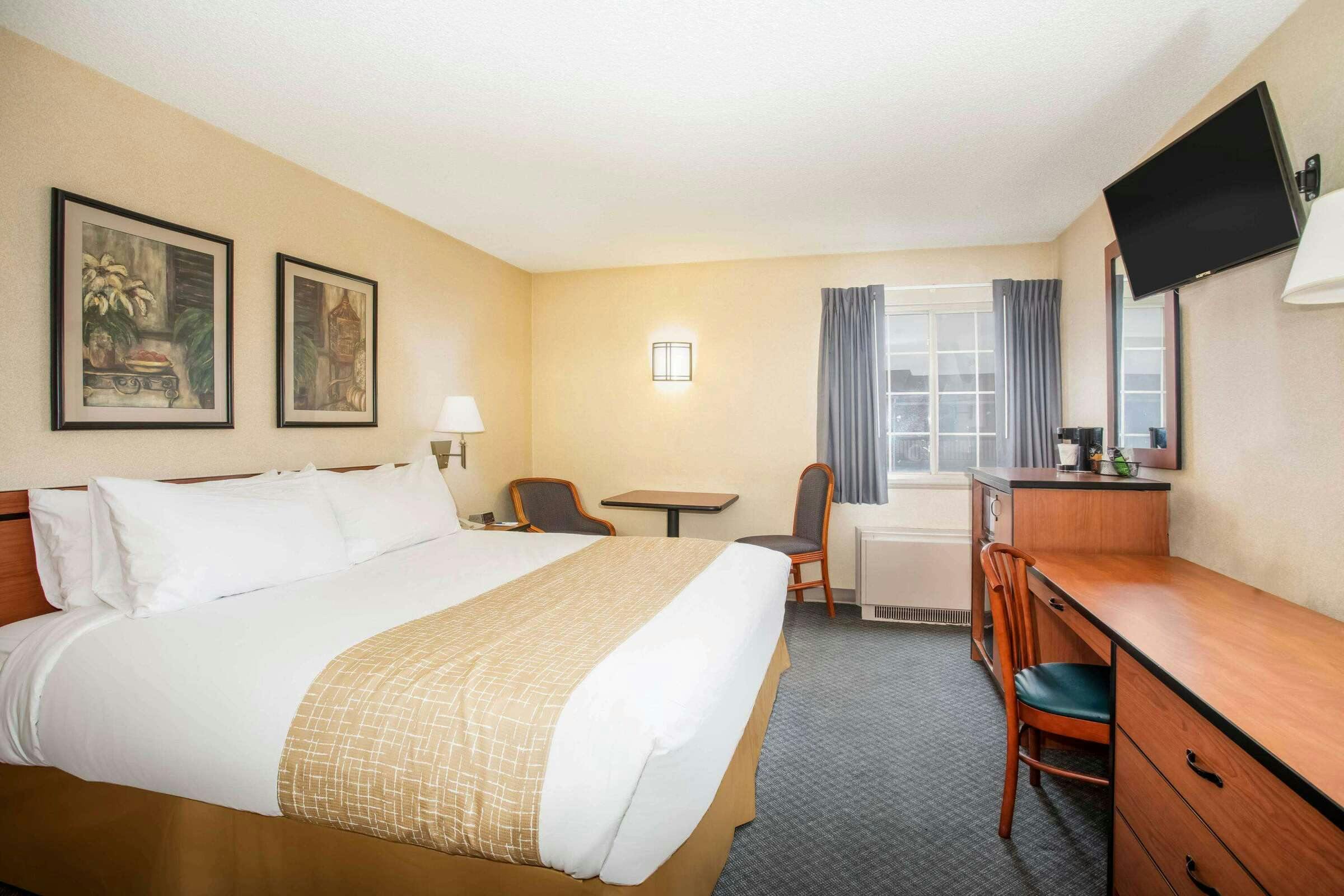 Hotel Travelodge by Wyndham Colorado Springs Airport/Peterson SFB photo 1