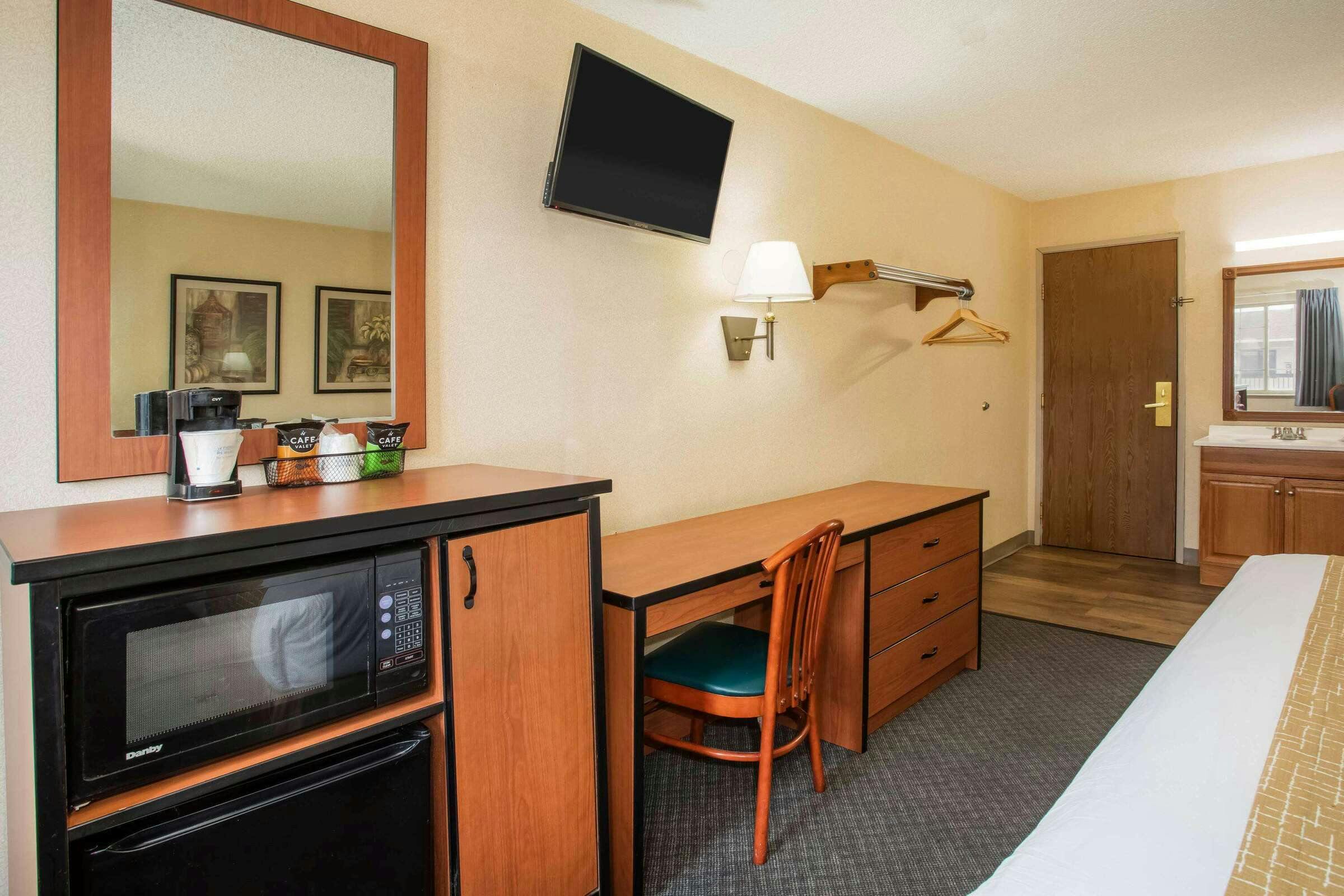 Hotel Travelodge by Wyndham Colorado Springs Airport/Peterson SFB photo 5