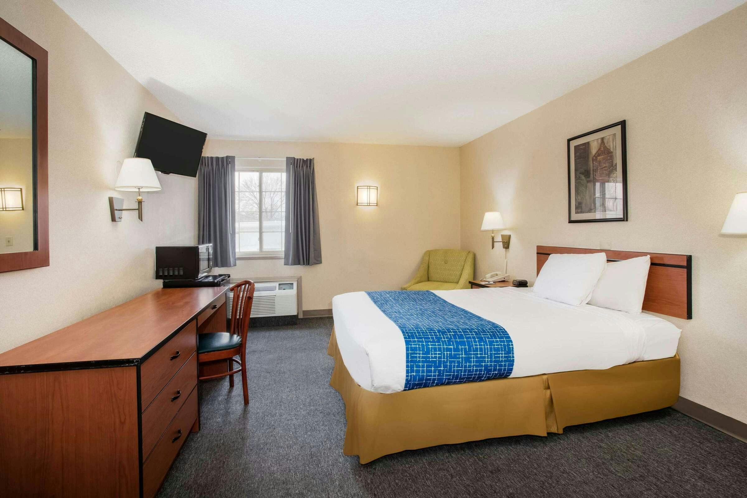 Hotel Travelodge by Wyndham Colorado Springs Airport/Peterson SFB photo 2
