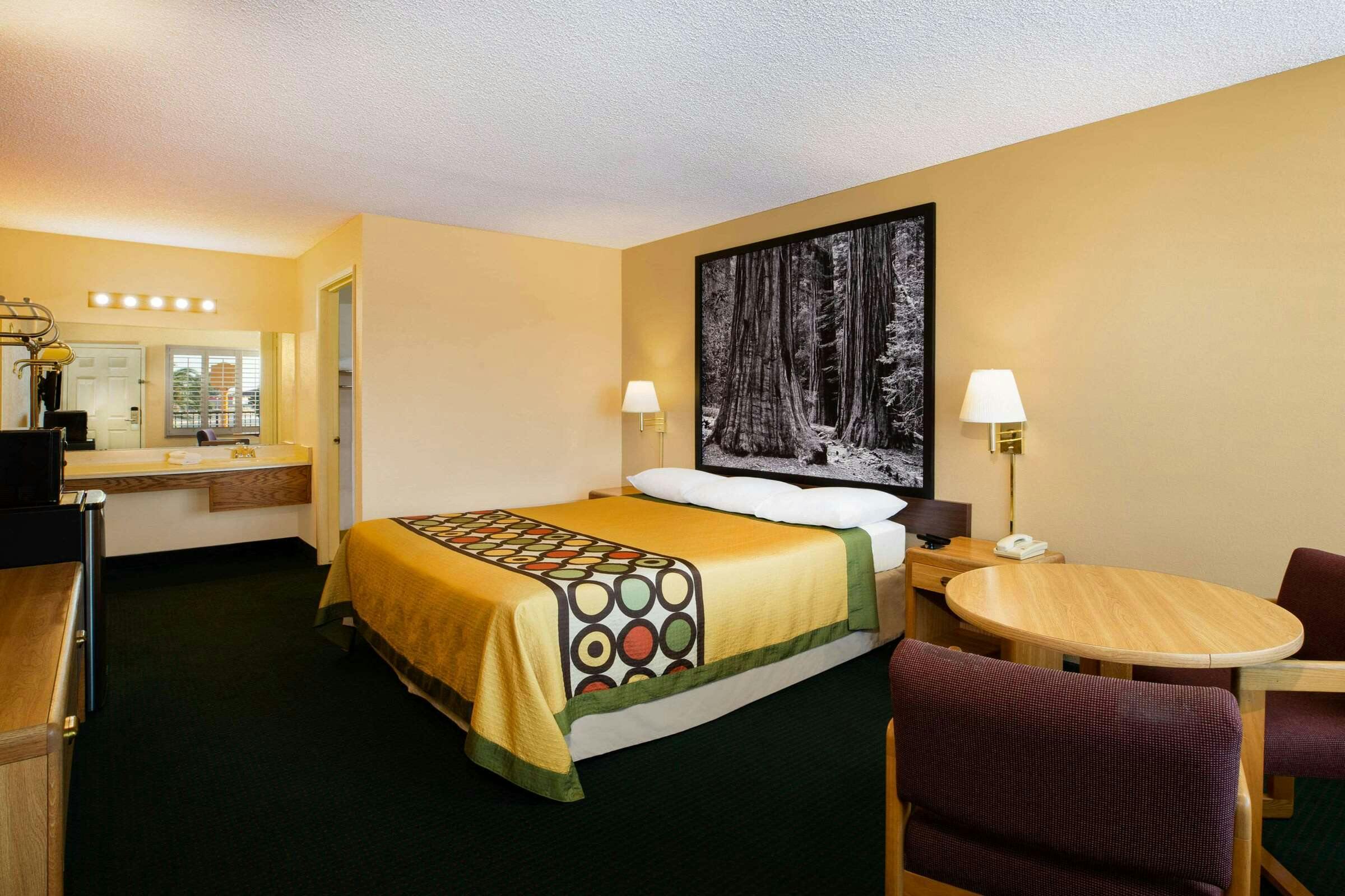 Hotel Super 8 by Wyndham Lindsay Olive Tree photo 4