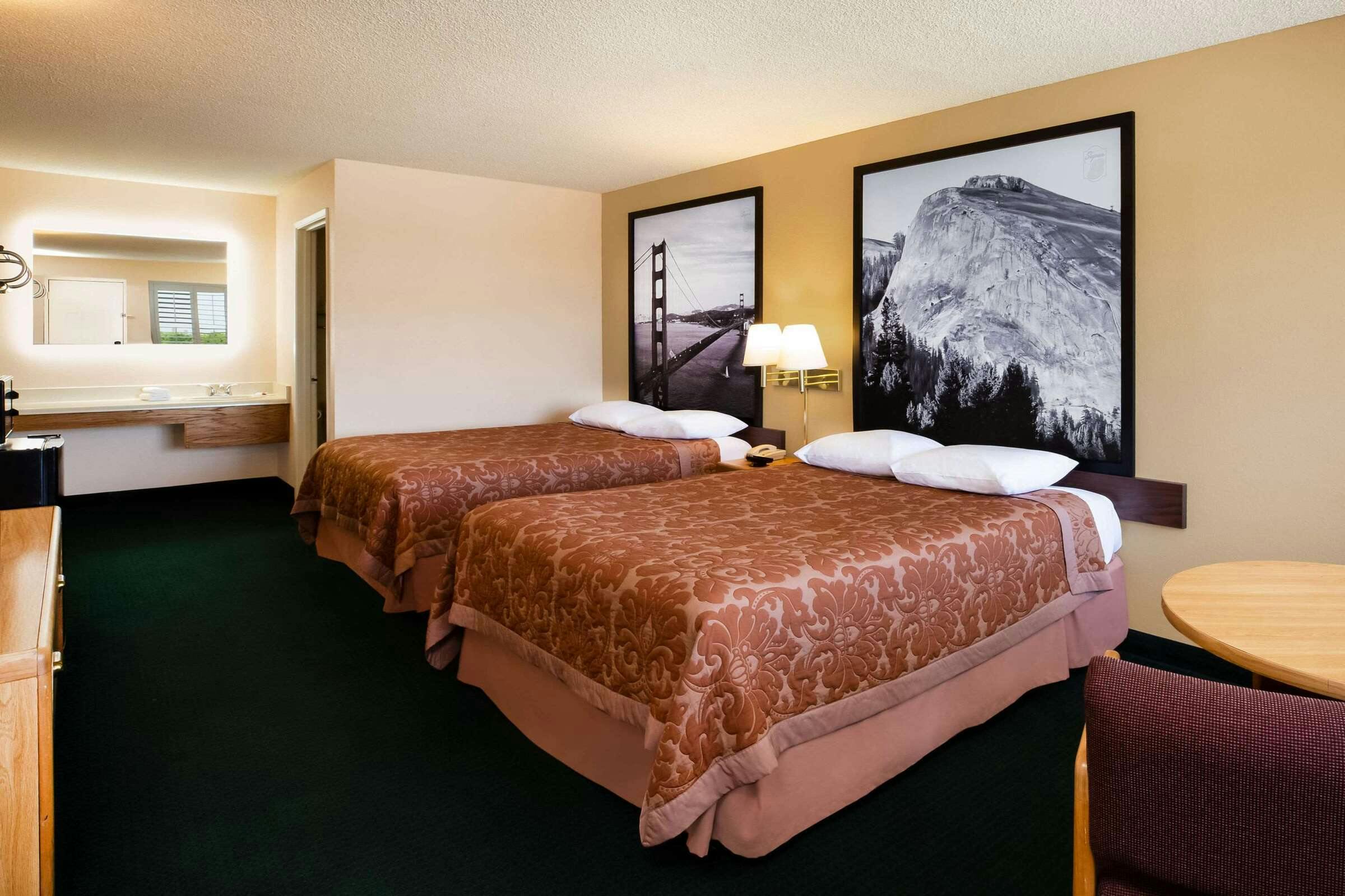 Hotel Super 8 by Wyndham Lindsay Olive Tree photo 2