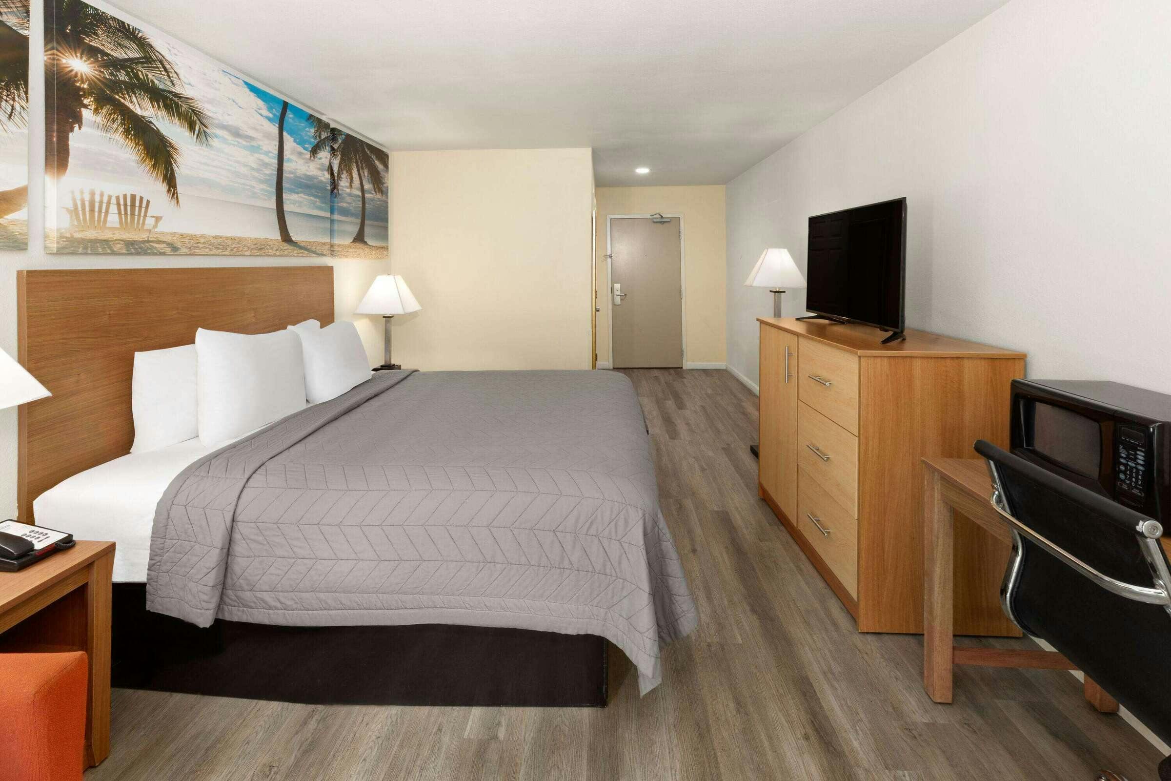 Hotel Days Inn by Wyndham Biloxi Beach photo 1