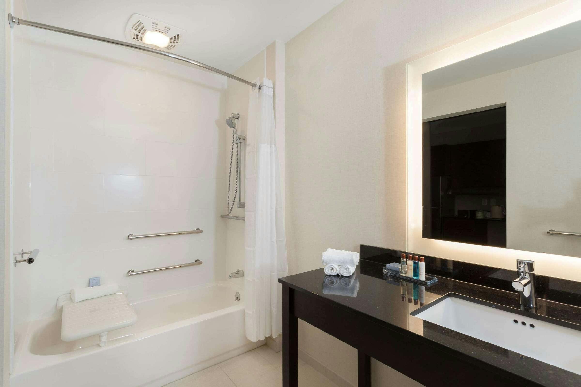 Hotel Wingate by Wyndham Altoona Downtown/Medical Center photo 5