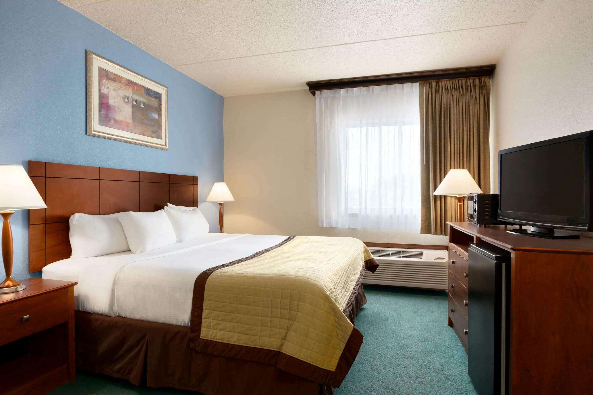 Hotel Ramada by Wyndham Fargo photo 2