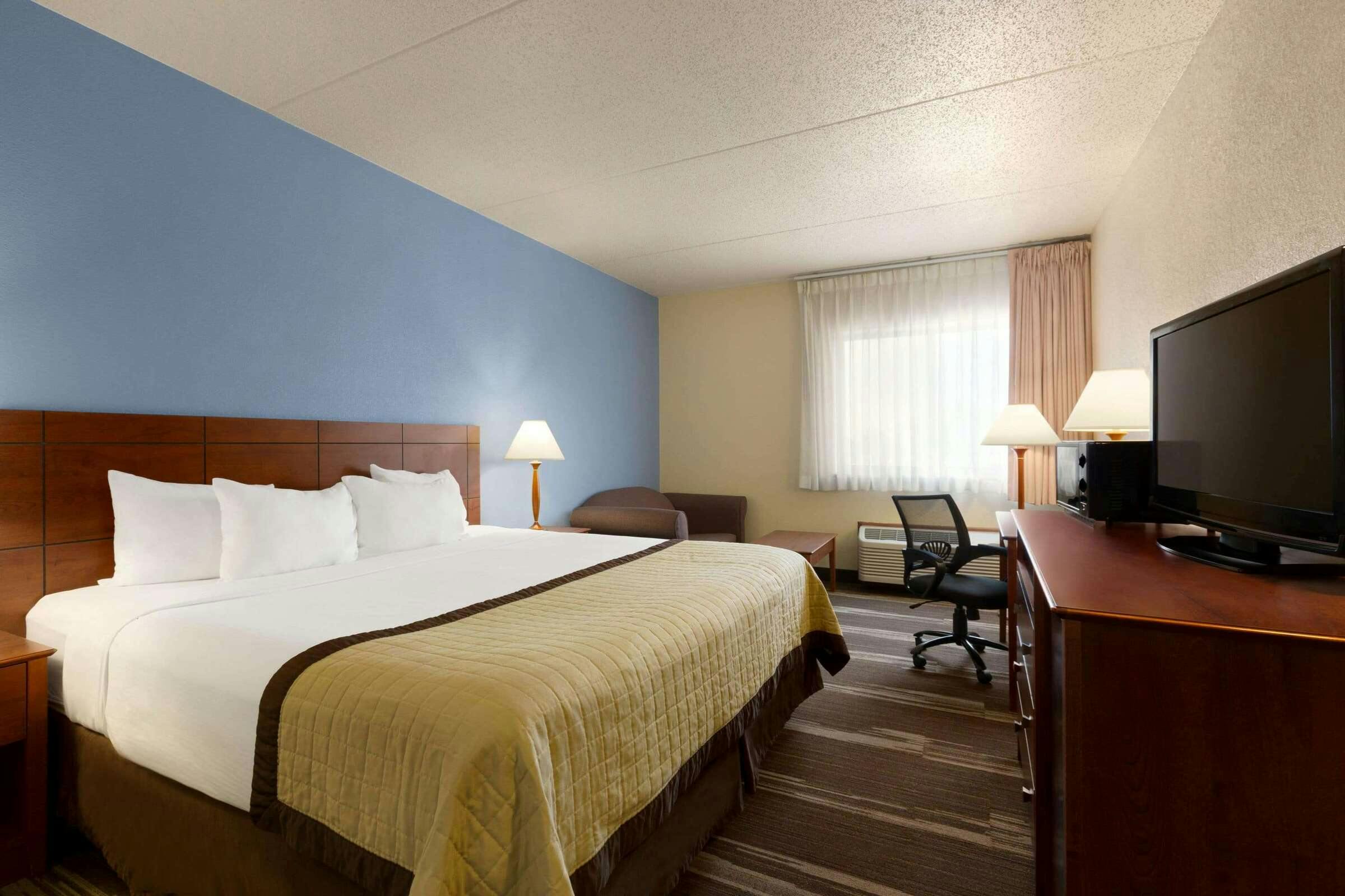 Hotel Ramada by Wyndham Fargo photo 4