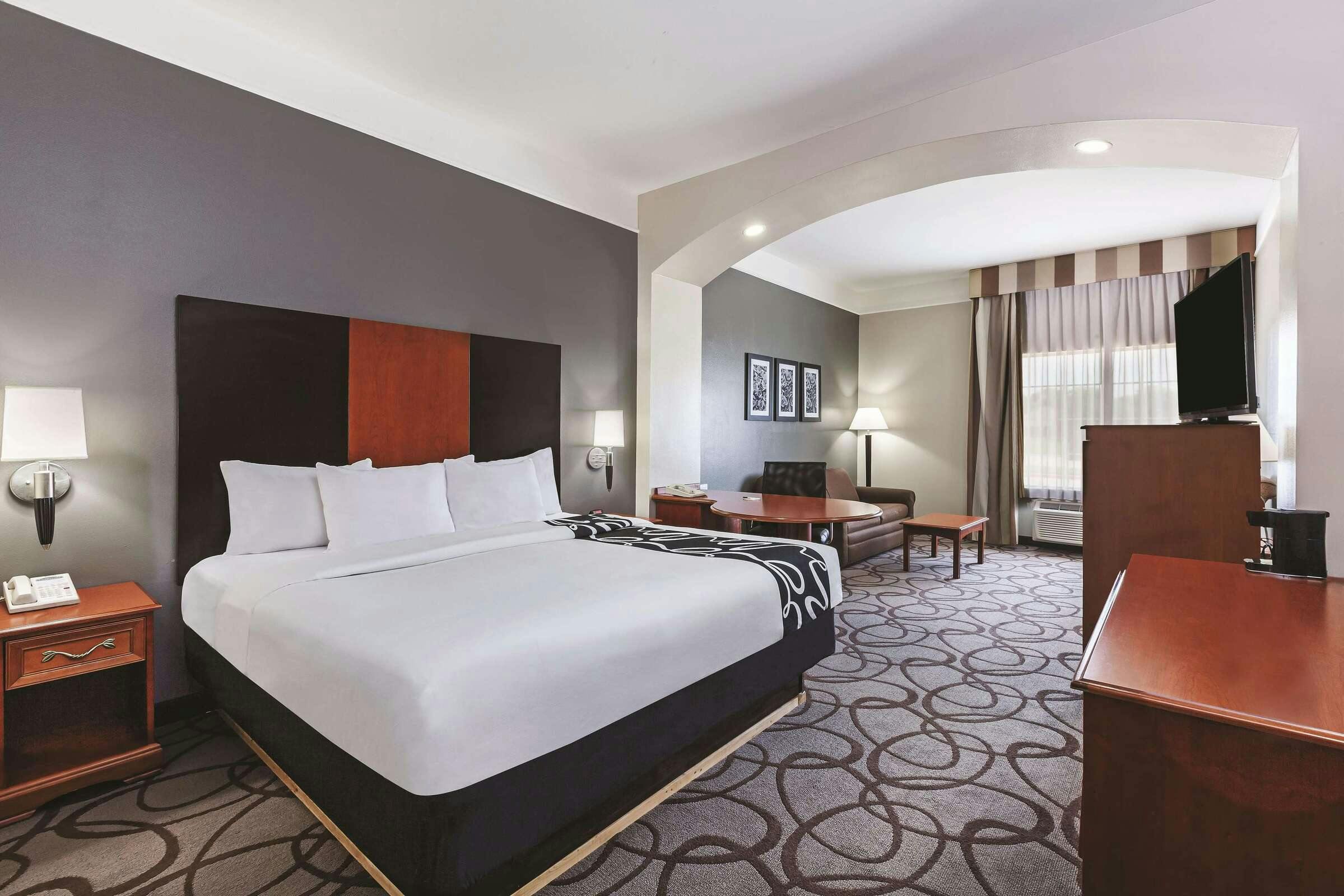 Hotel La Quinta Inn & Suites by Wyndham Granbury photo 1