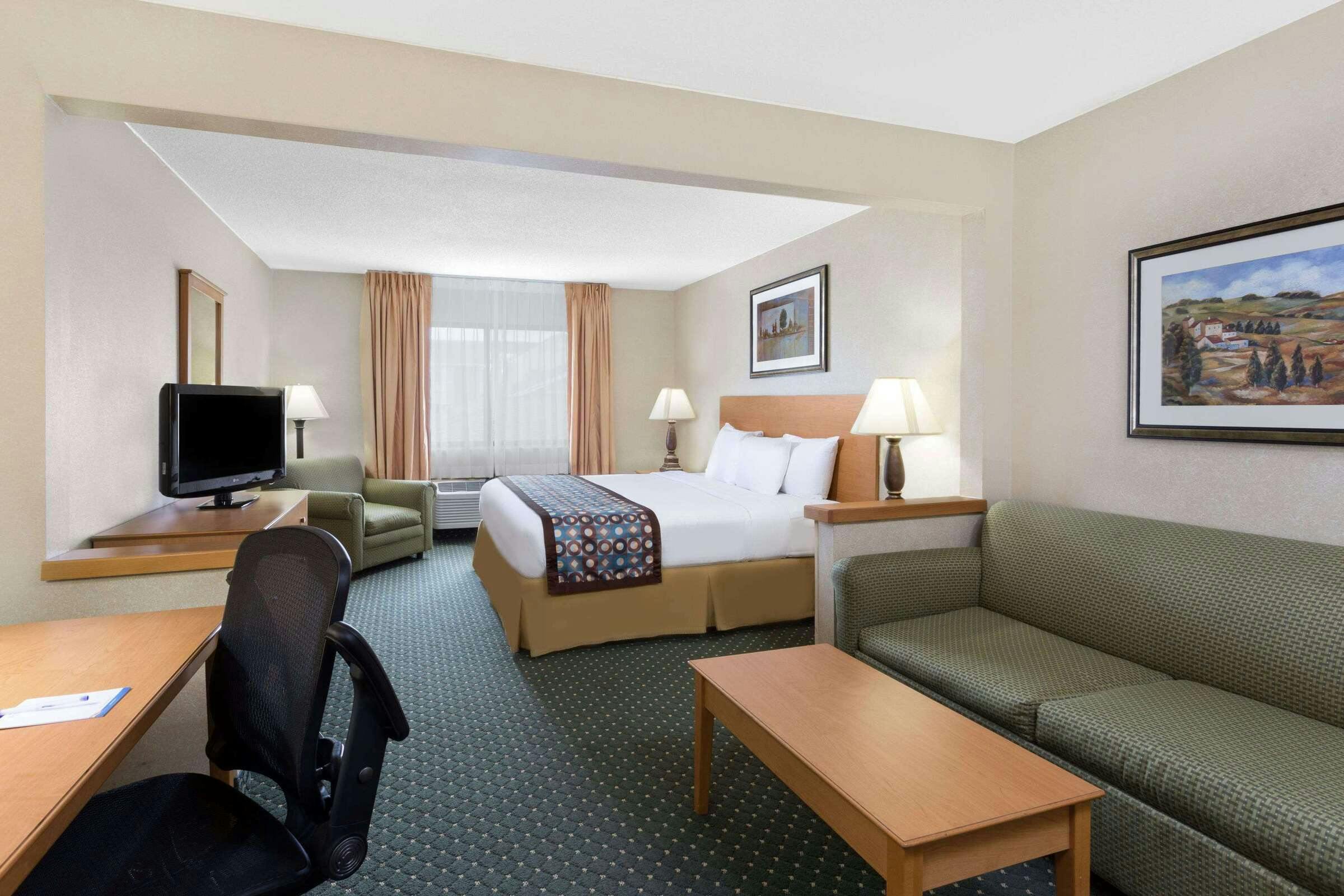 Hotel Baymont by Wyndham Waterloo photo 4