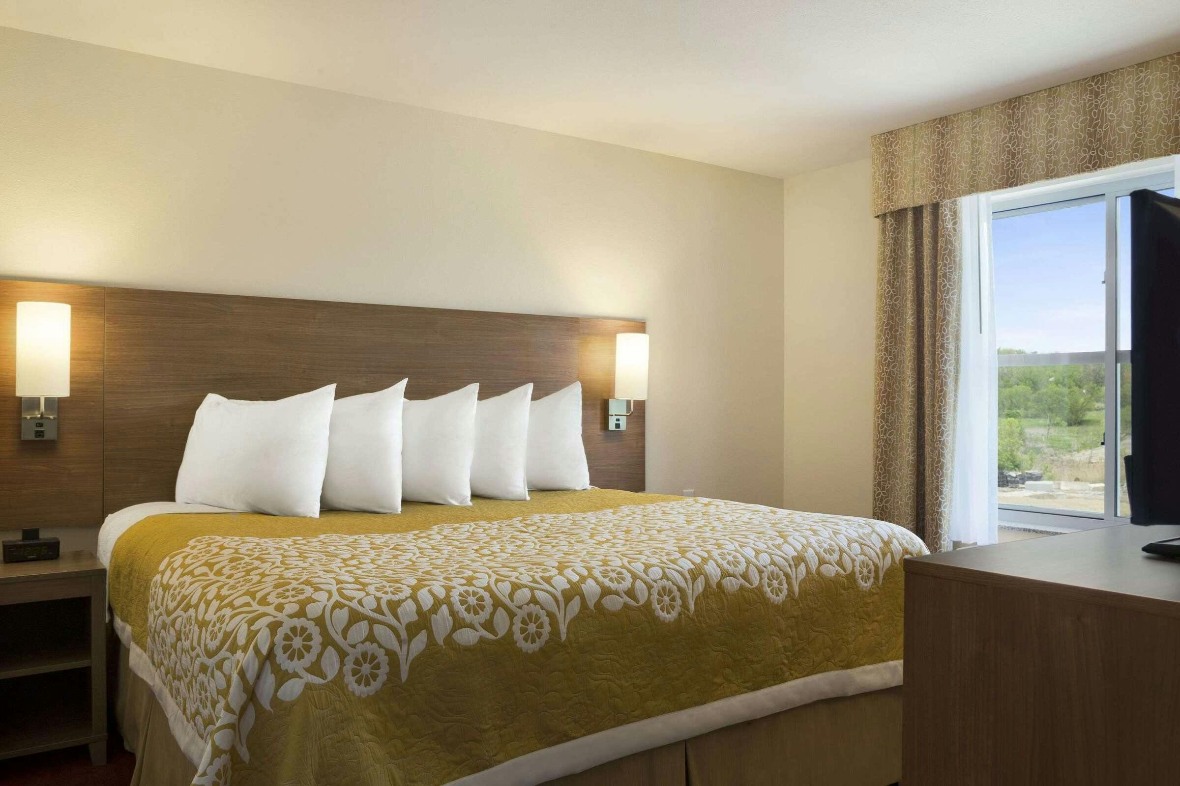 Hotel Days Inn & Suites by Wyndham Belmont photo 2