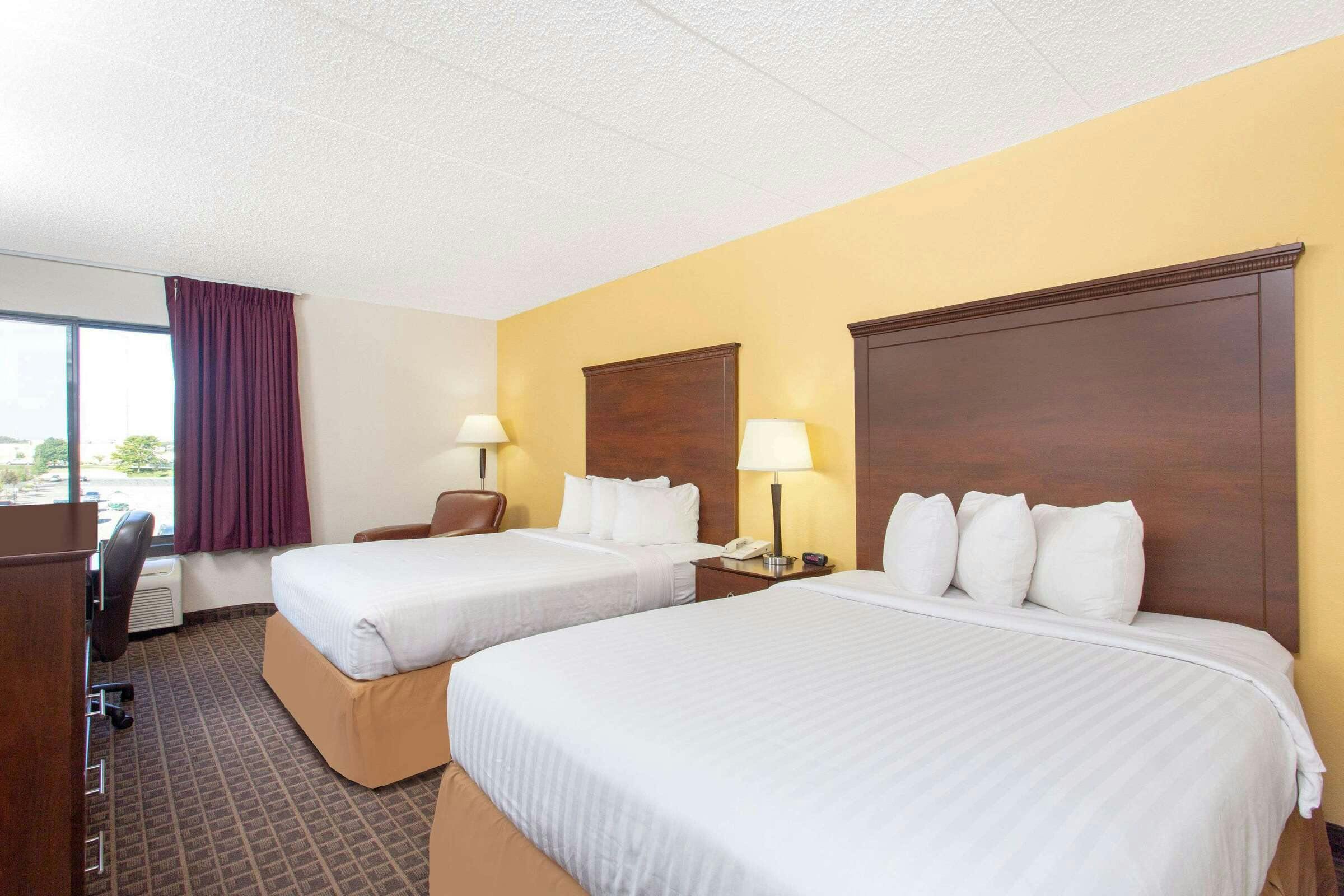 Hotel AmericInn MadisonW photo 2