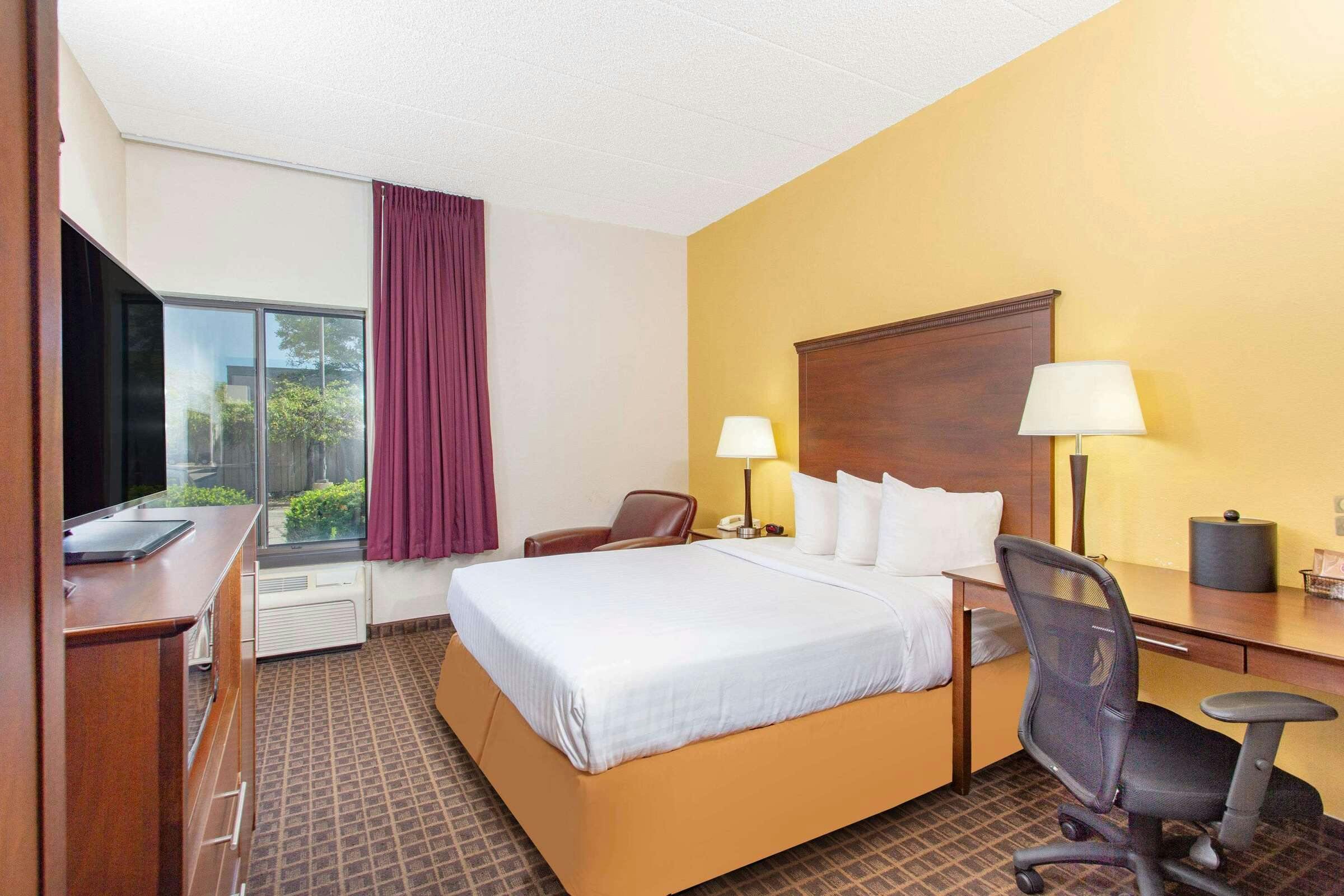 Hotel AmericInn MadisonW photo 3