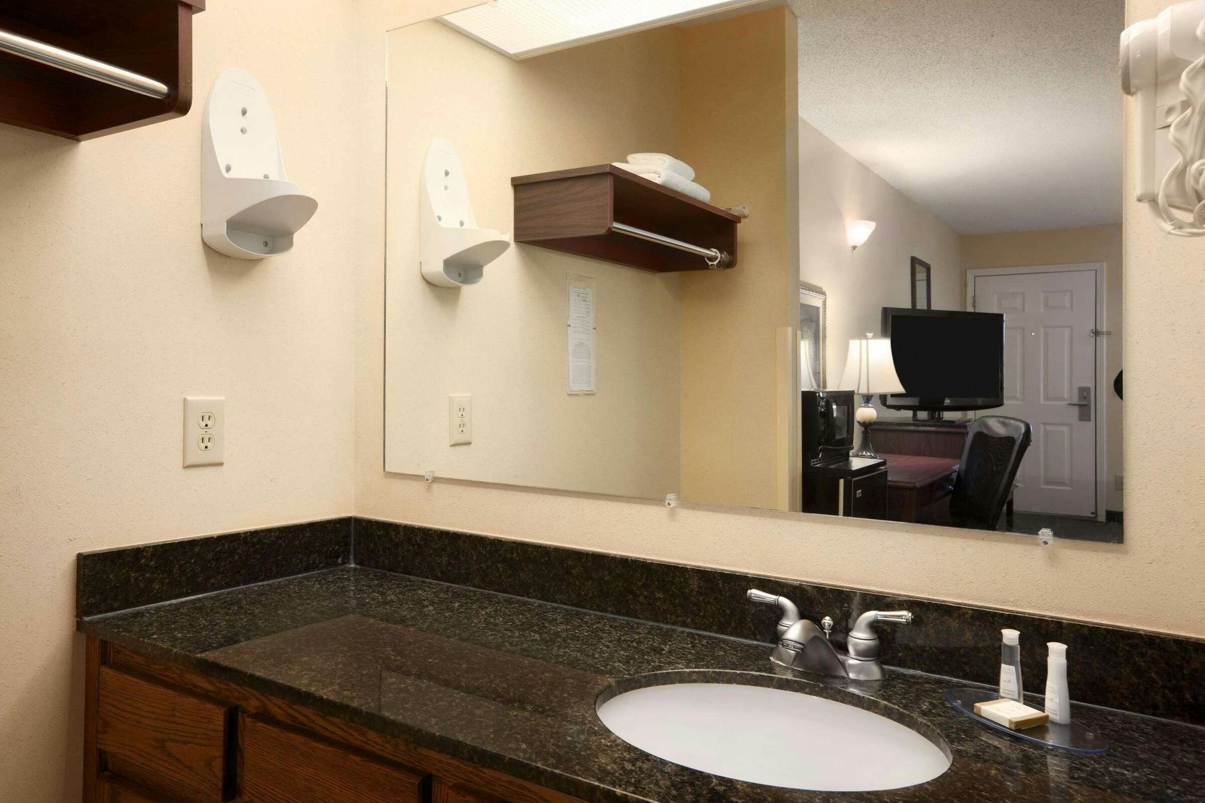 Hotel Baymont Inn Suites Gaffney photo 4