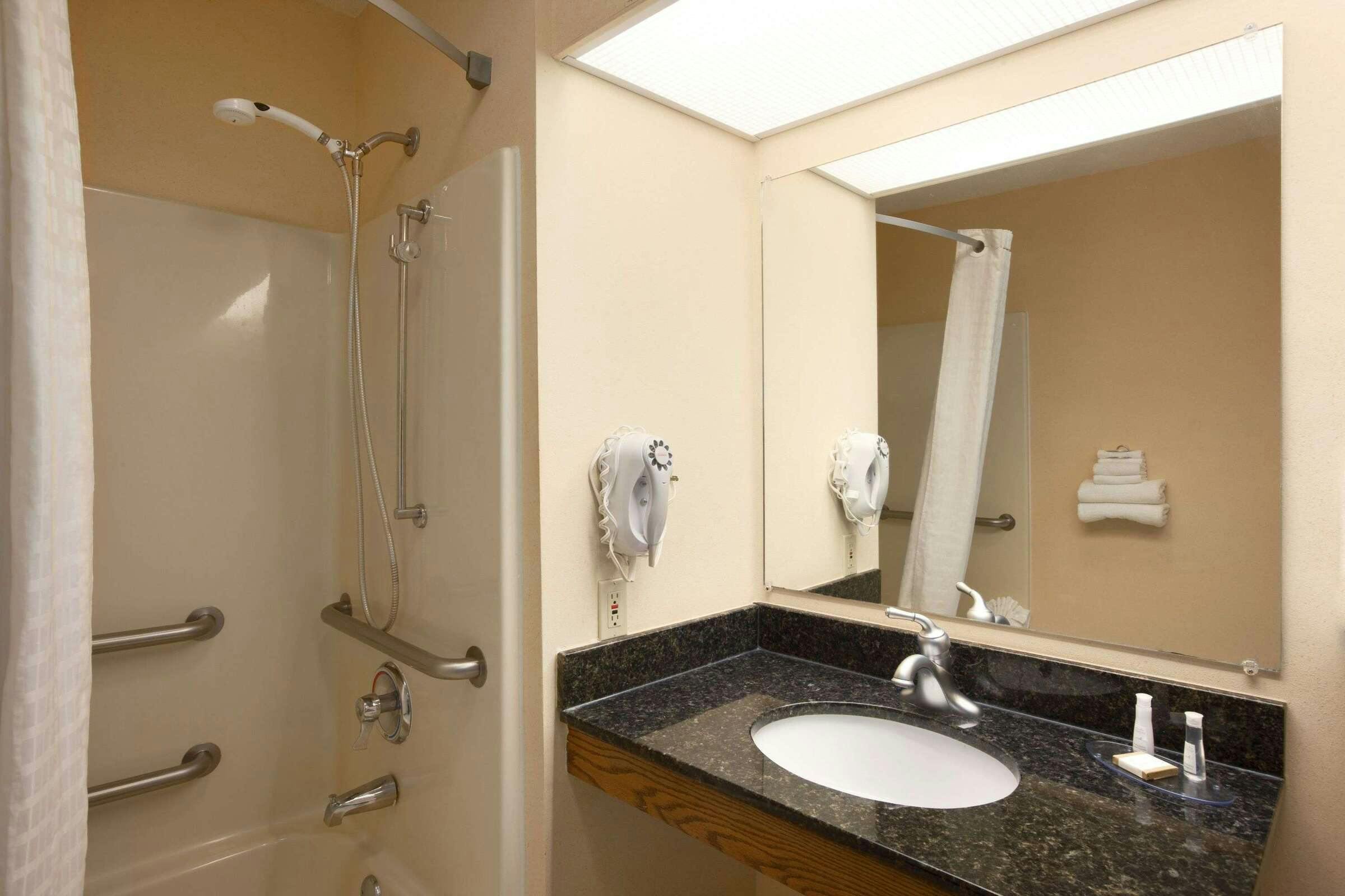 Hotel Baymont Inn Suites Gaffney photo 5