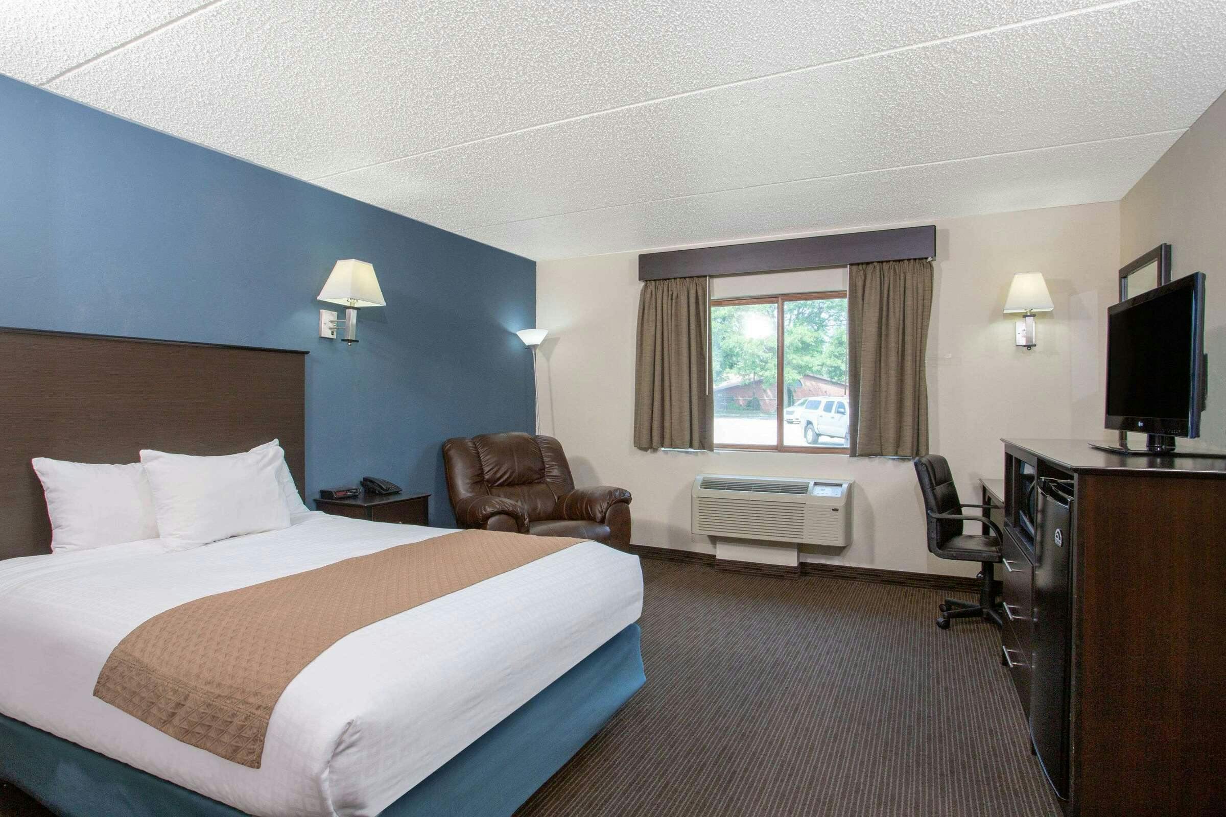 Hotel AmericInn by Wyndham Green Bay West photo 2