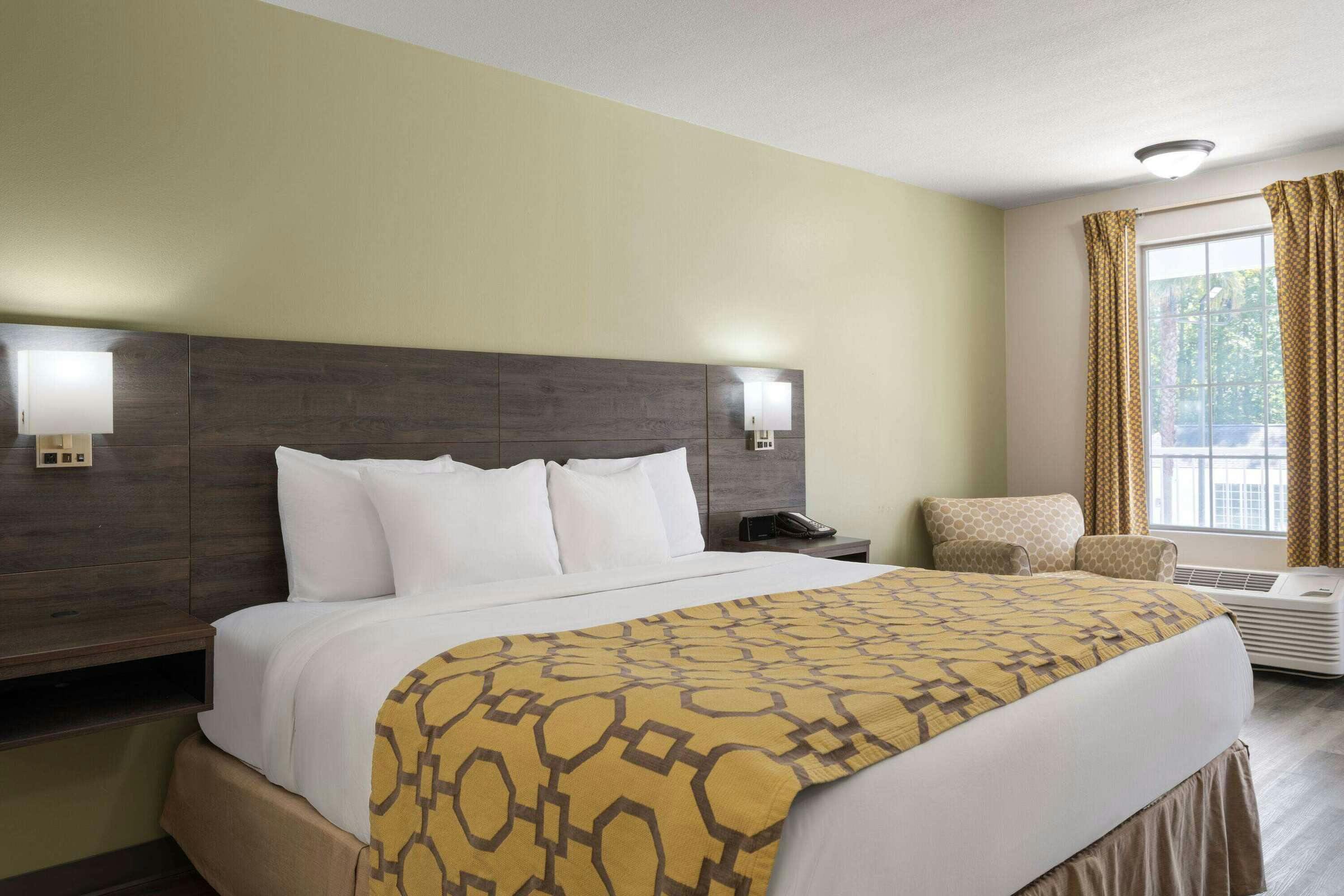 Hotel Baymont by Wyndham Kingsland photo 3