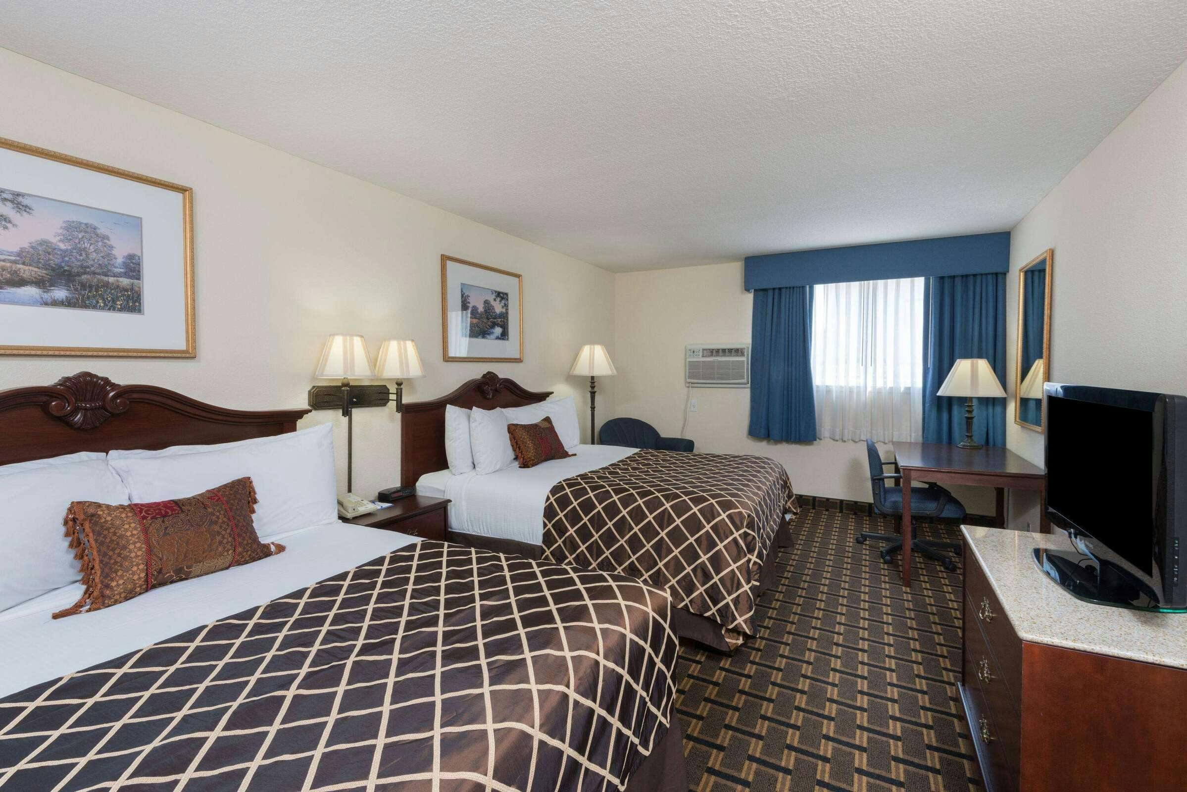 Hotel Baymont Osage Beach photo 1