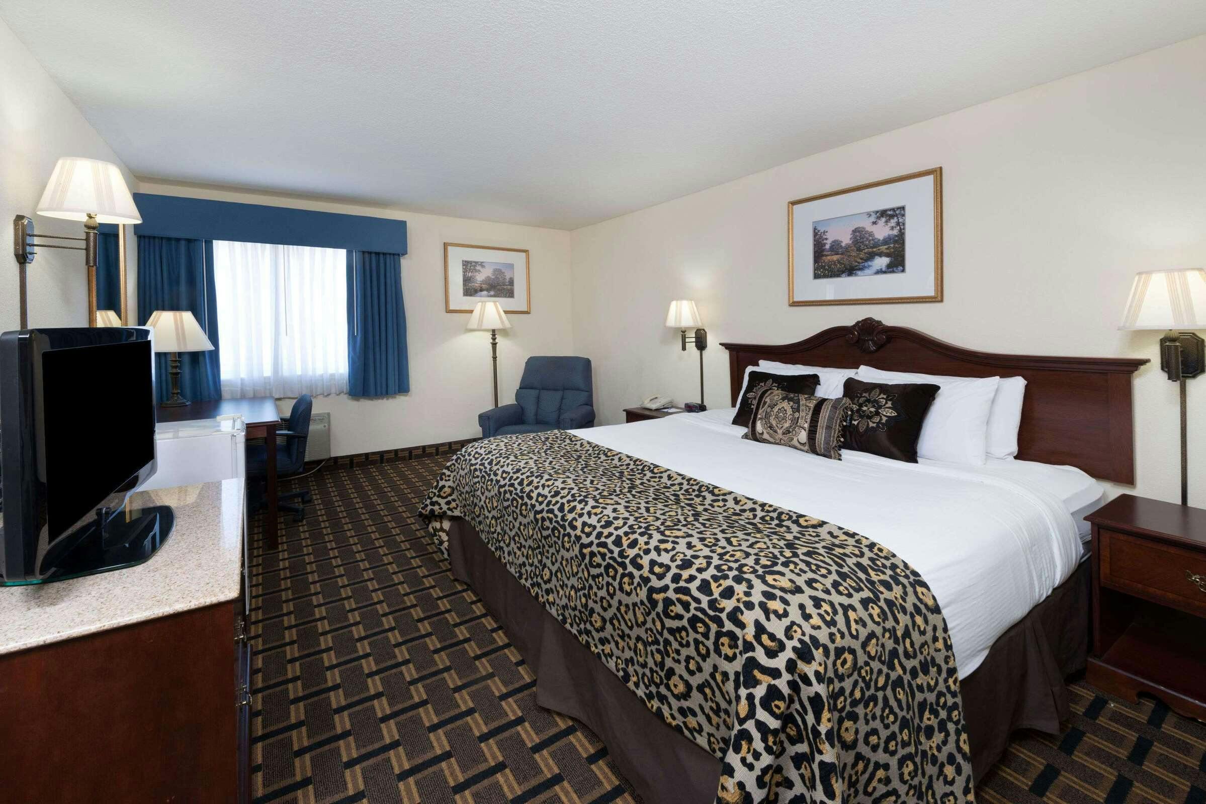 Hotel Baymont Osage Beach photo 3