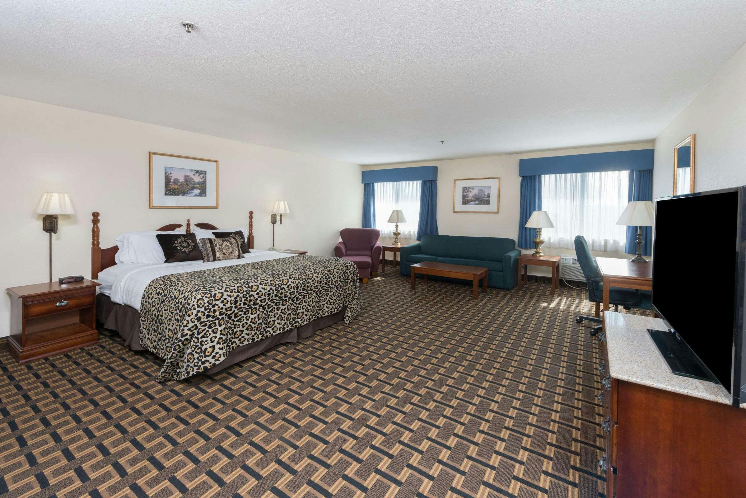 Hotel Baymont Osage Beach photo 4