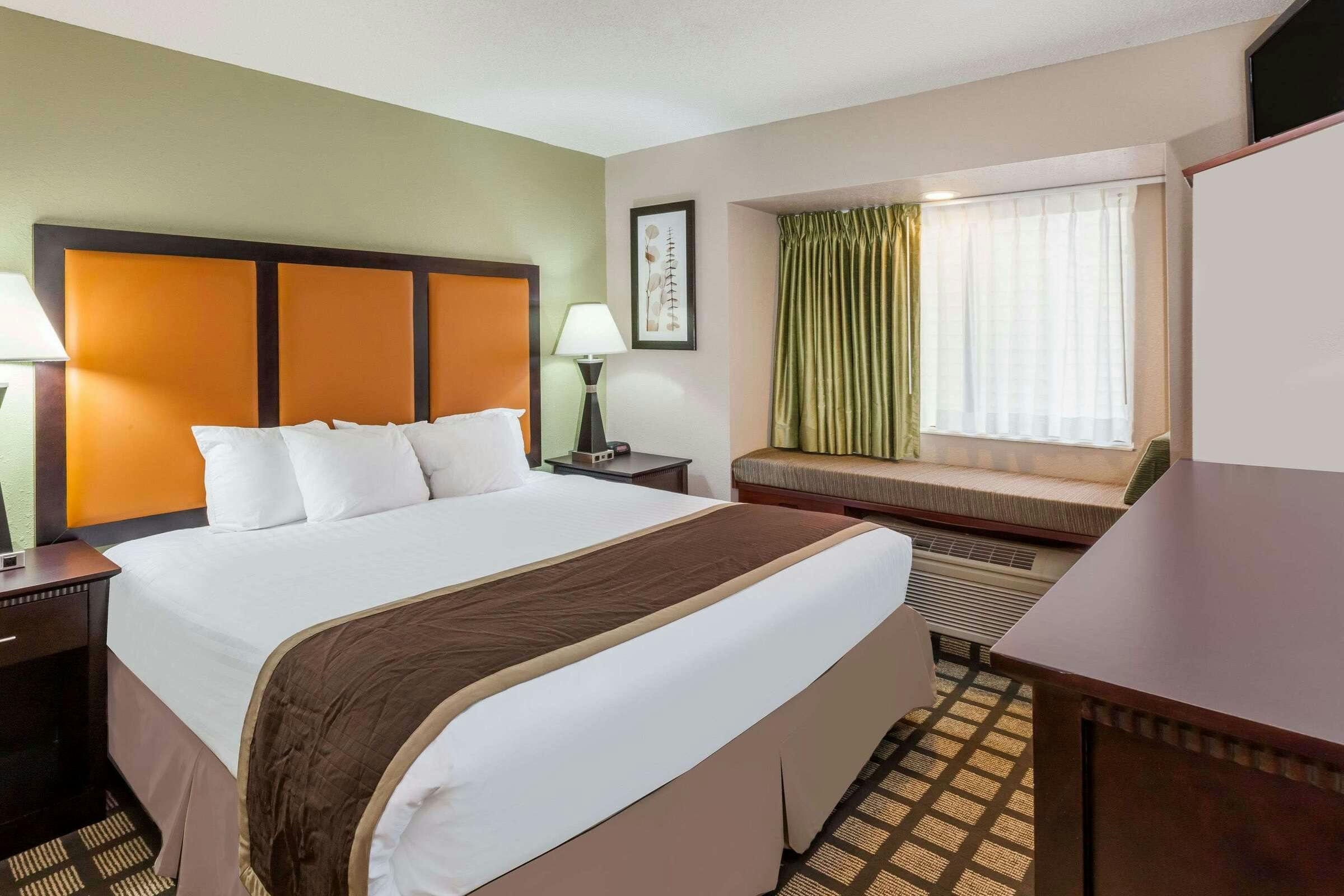 Hotel Baymont by Wyndham Gaylord photo 5