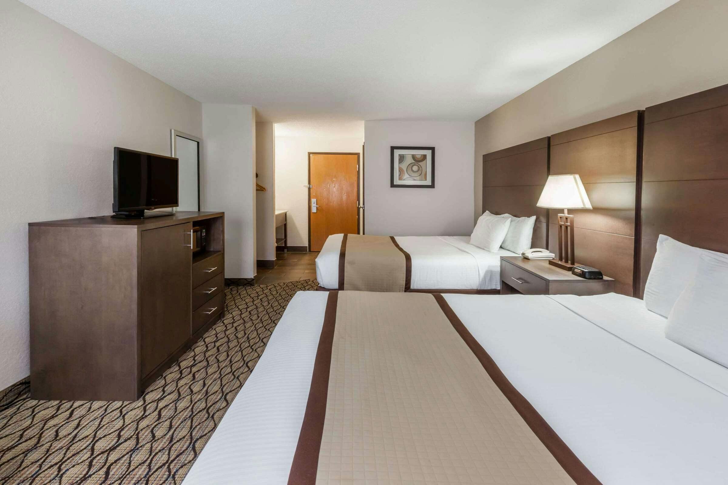 Hotel Baymont Inn and Suites Auburn photo 2