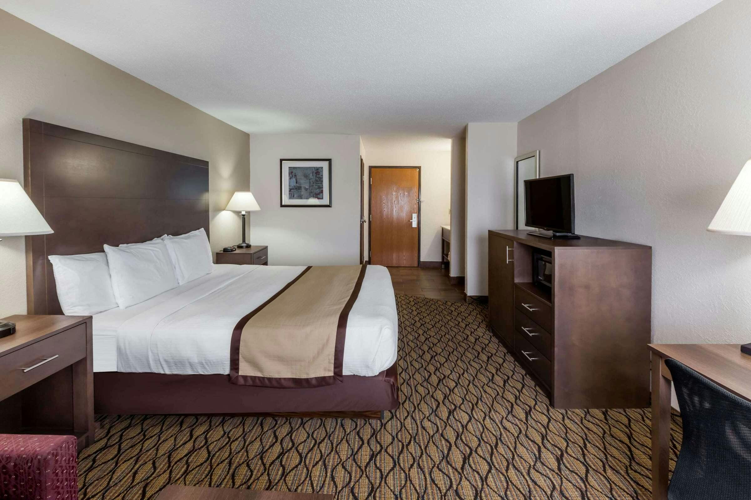 Hotel Baymont Inn and Suites Auburn photo 1