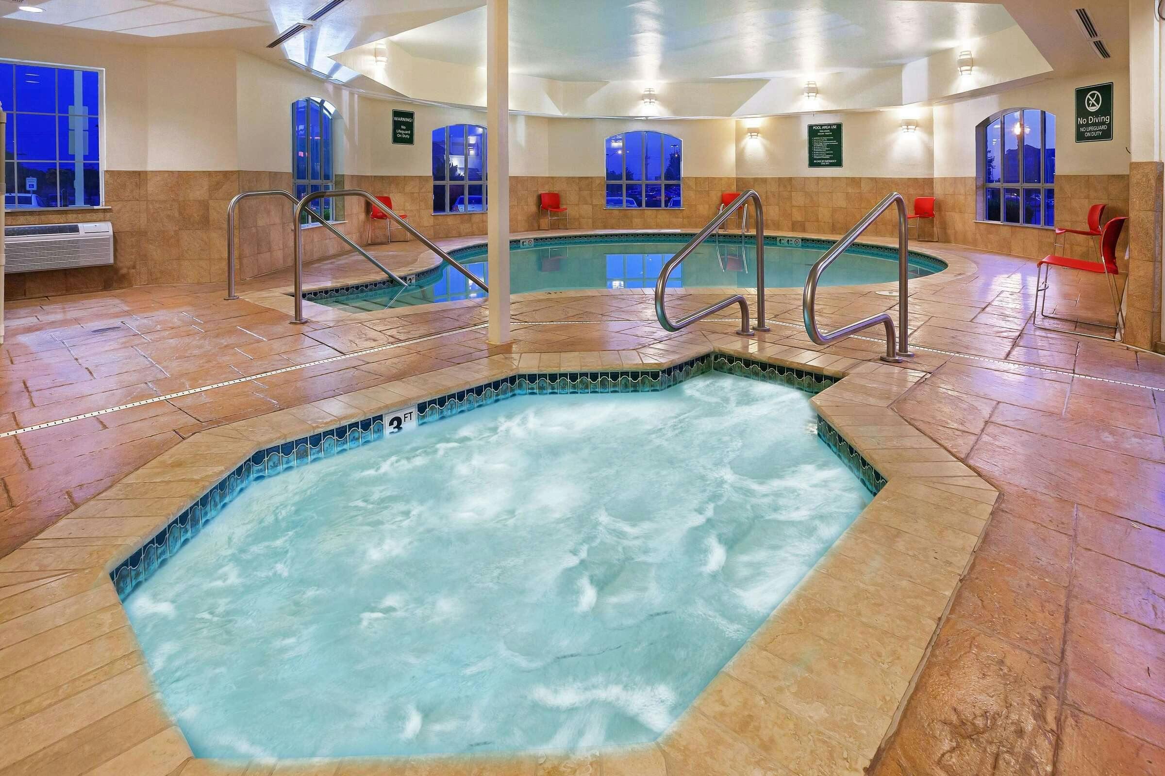 Hotel La Quinta Inn & Suites by Wyndham OKC North - Quail Springs photo 3