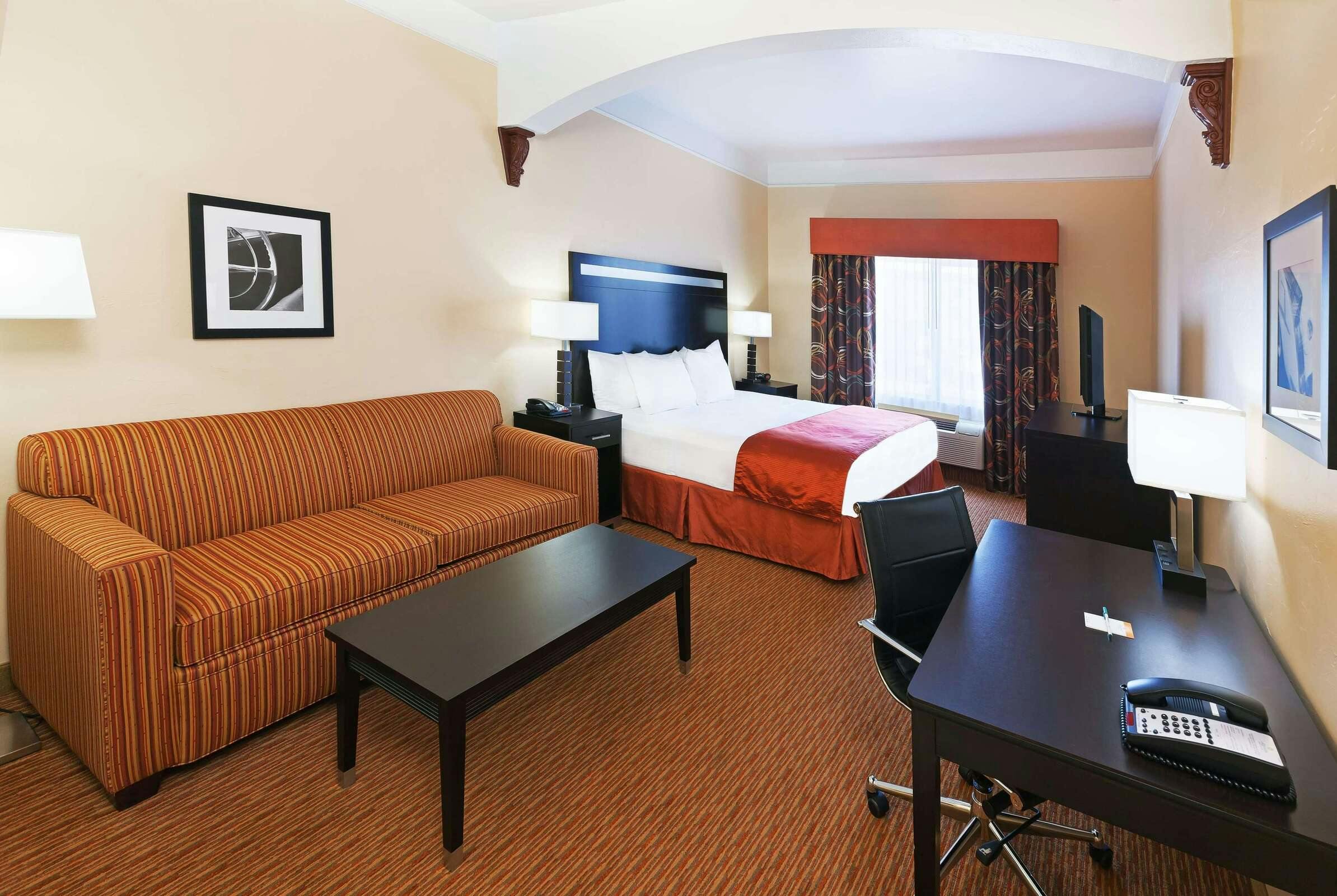 Hotel La Quinta Inn & Suites by Wyndham OKC North - Quail Springs photo 1