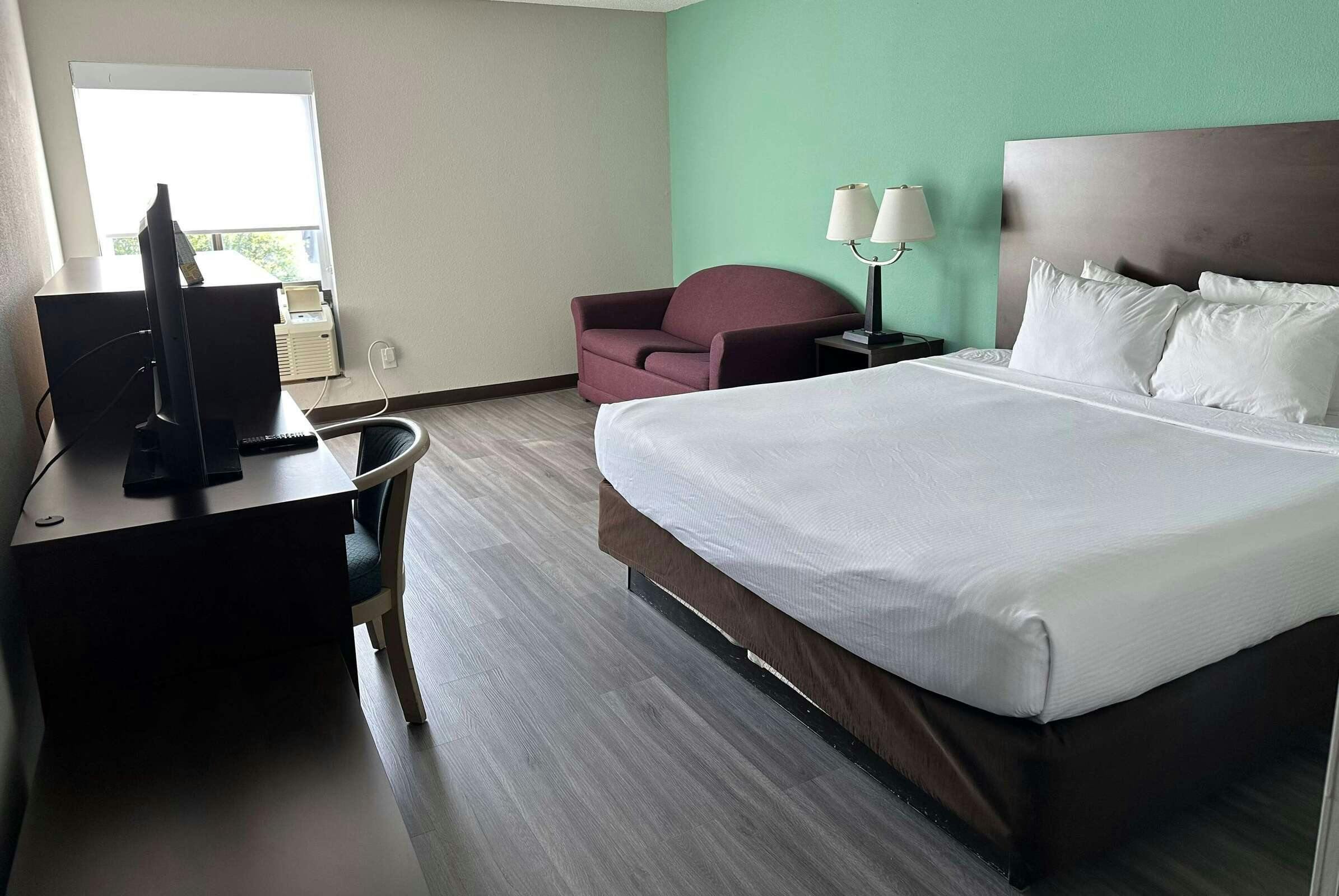 Hotel Baymont by Wyndham North Myrtle Beach photo 3