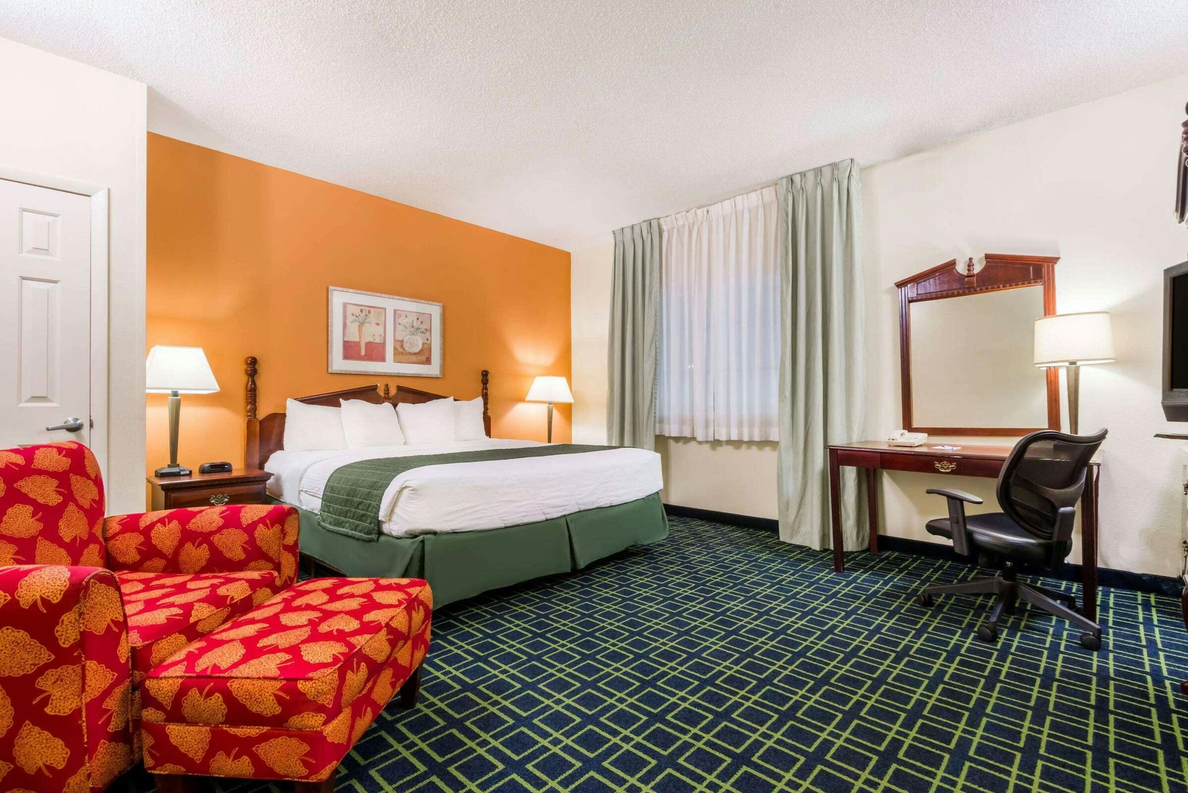 Hotel Baymont by Wyndham Greensburg photo 2