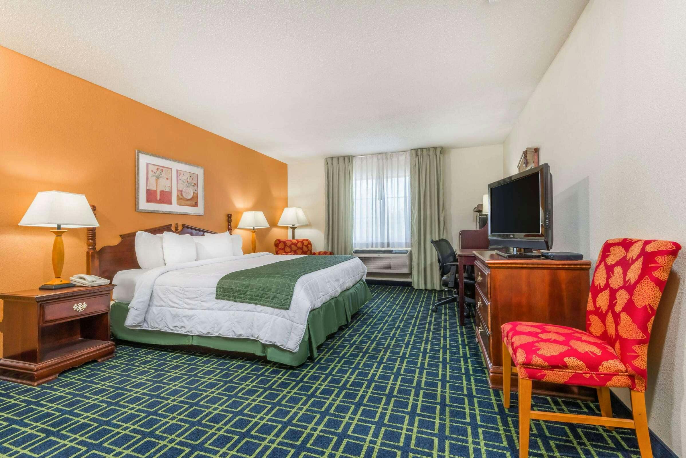 Hotel Baymont by Wyndham Greensburg photo 4