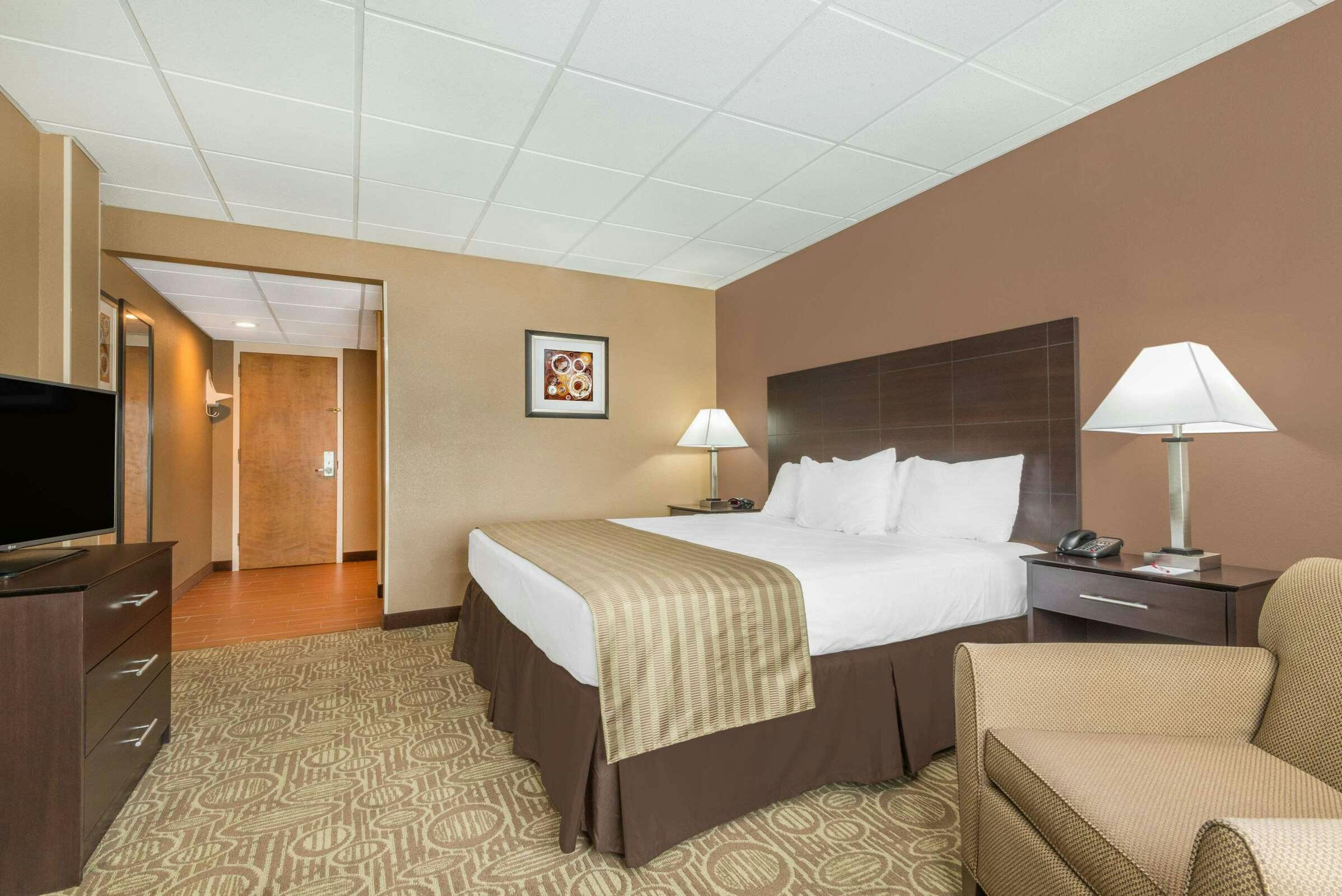 Hotel Ramada by Wyndham Paintsville Hotel & Conference Center photo 3