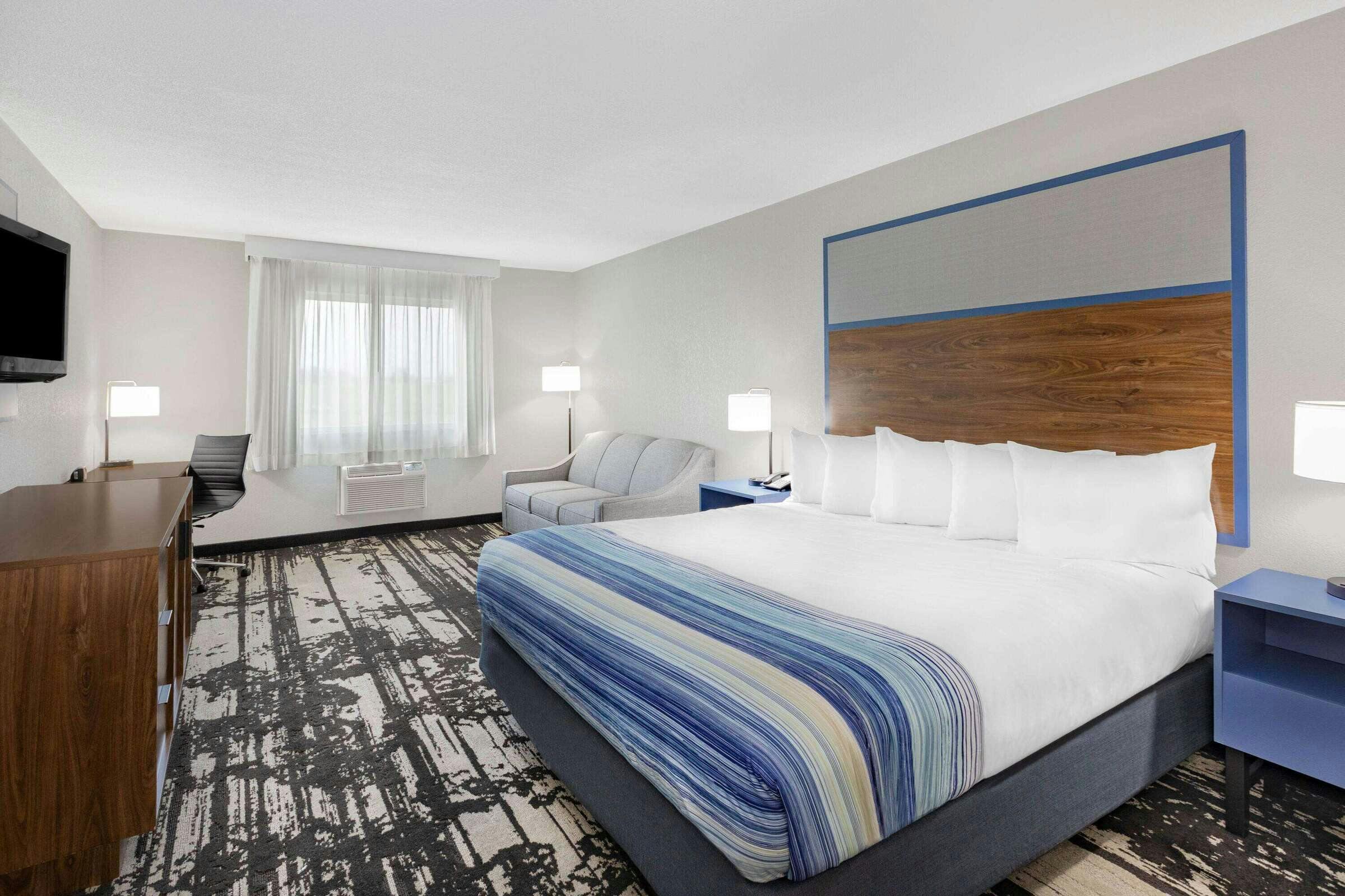 Hotel AmericInn Pella photo 2