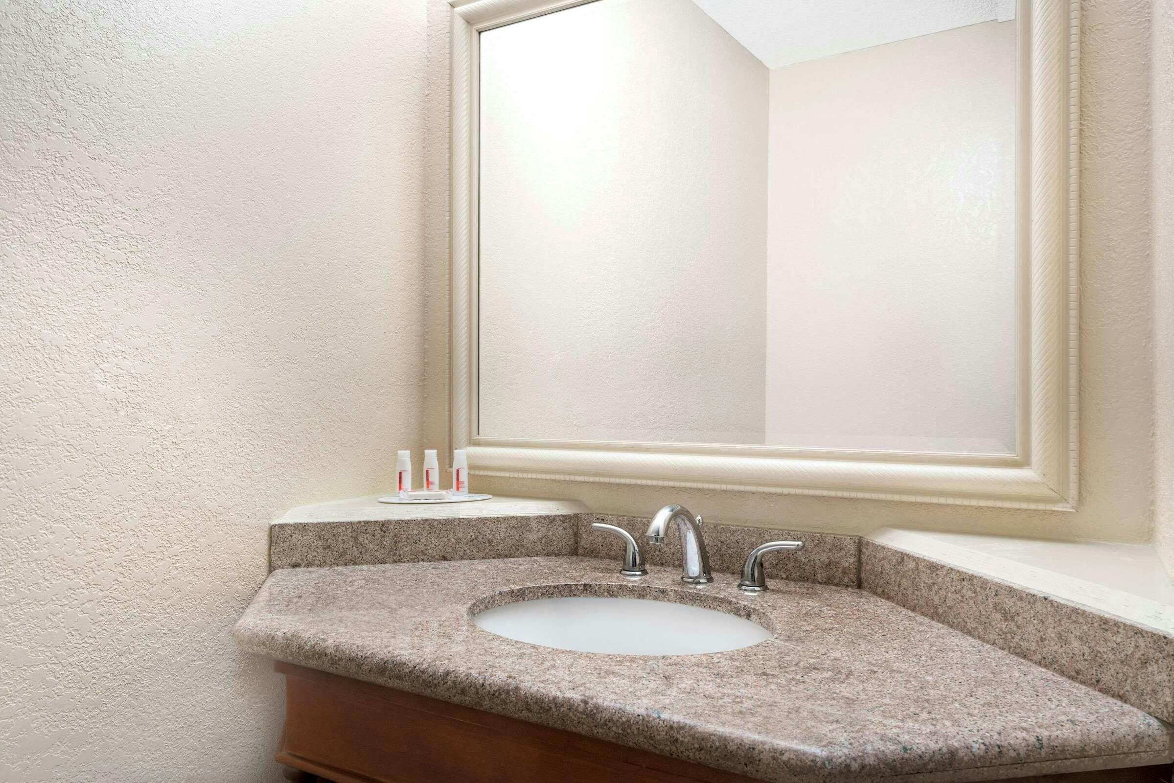 Hotel Baymont Stevens Point photo 4