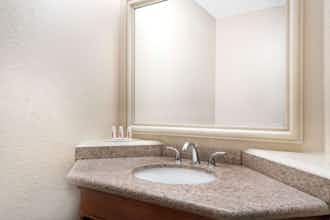Hotel Baymont Stevens Point photo 4