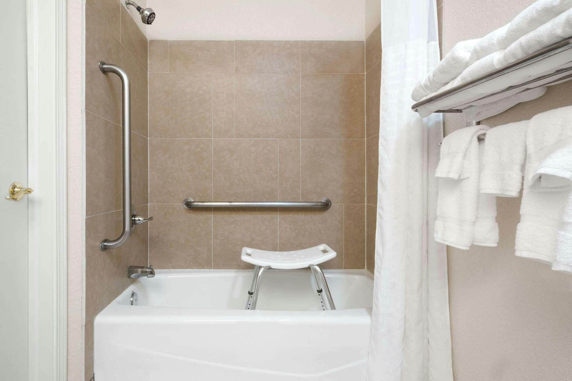 Hotel Baymont Stevens Point photo 5