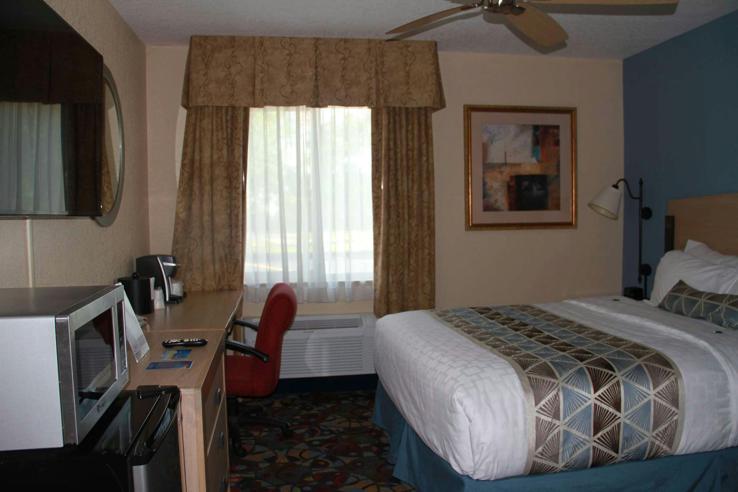 Hotel Baymont Stevens Point photo 2