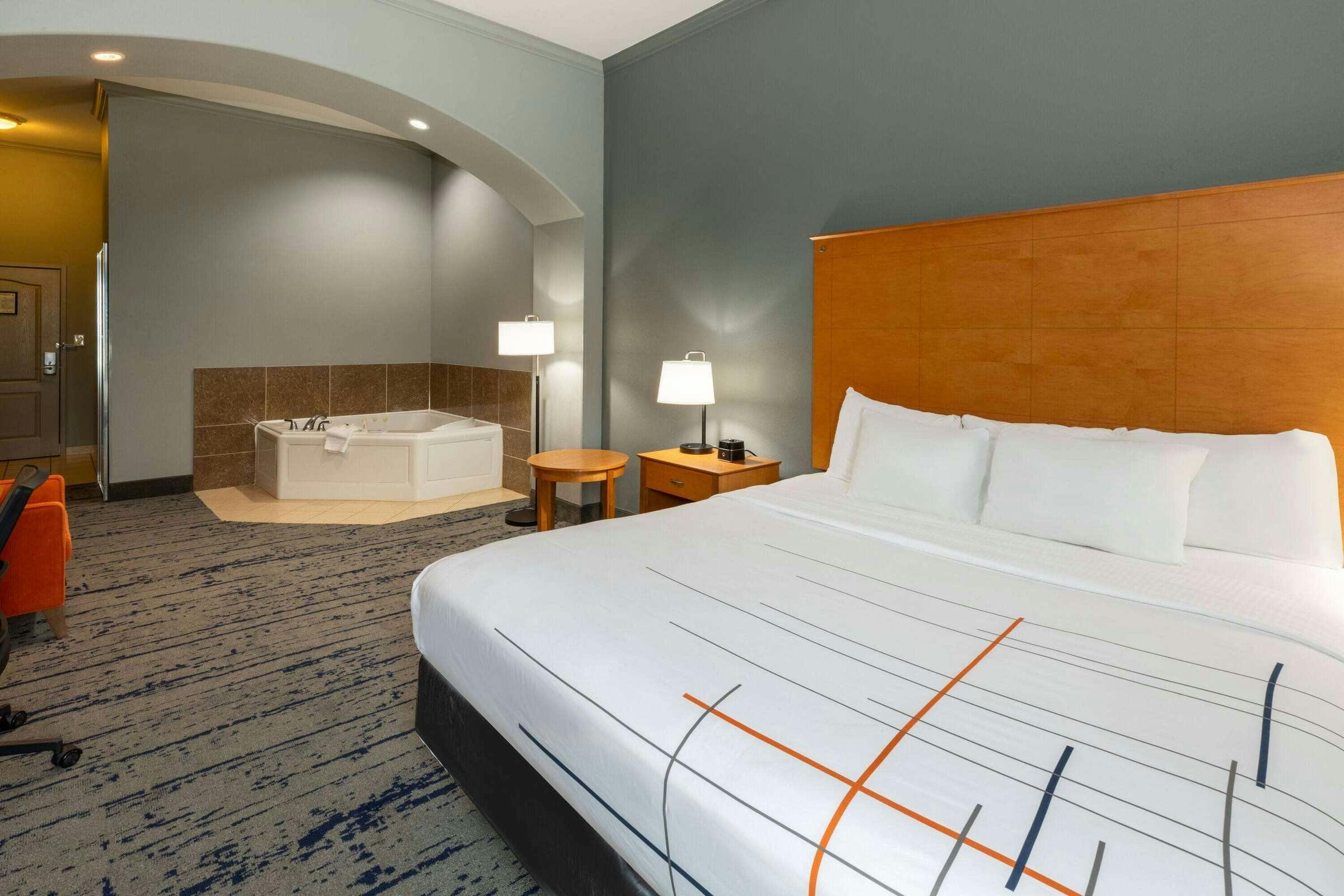 Hotel La Quinta Inn & Suites by Wyndham Bridgeport photo 4