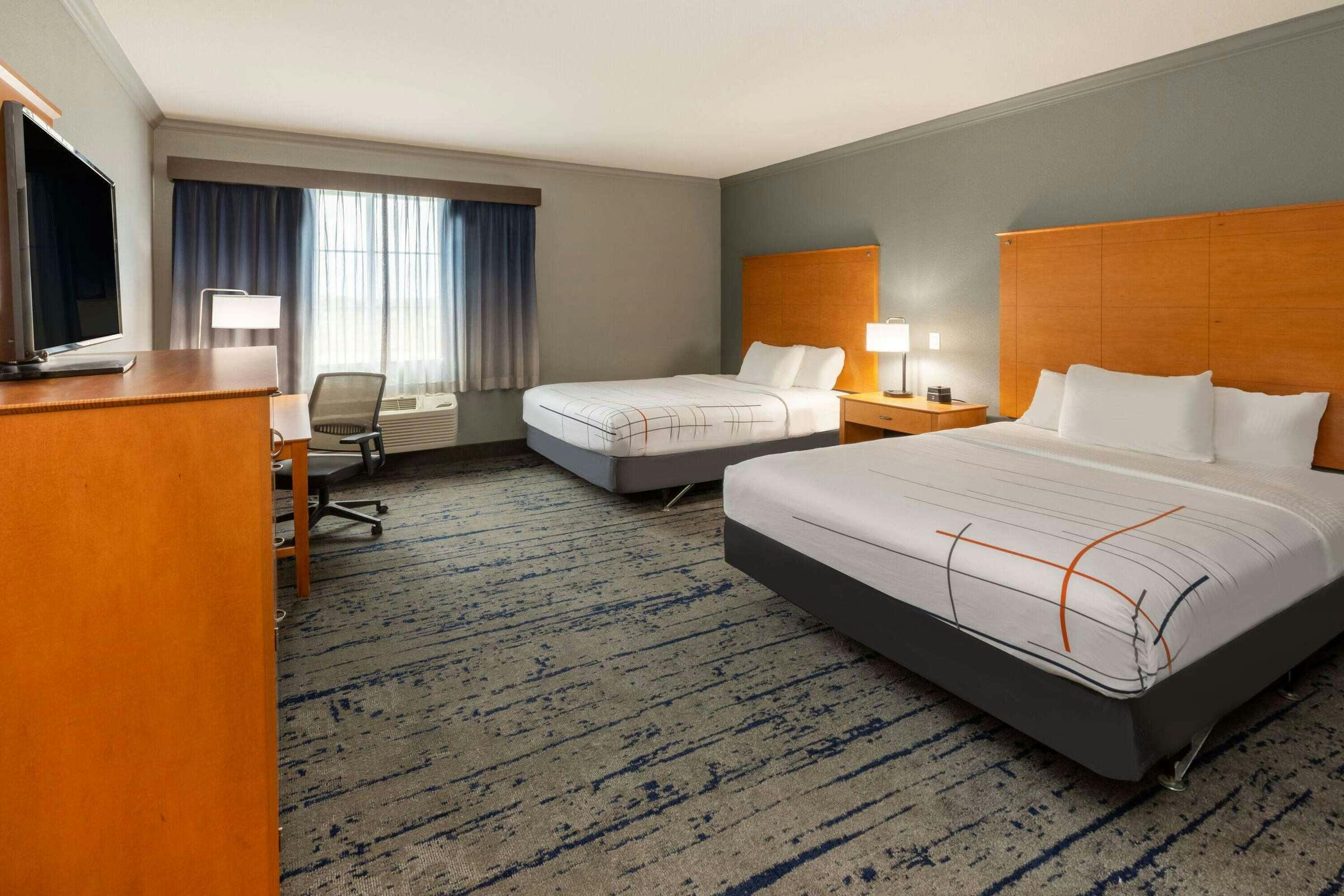 Hotel La Quinta Inn & Suites by Wyndham Bridgeport photo 1