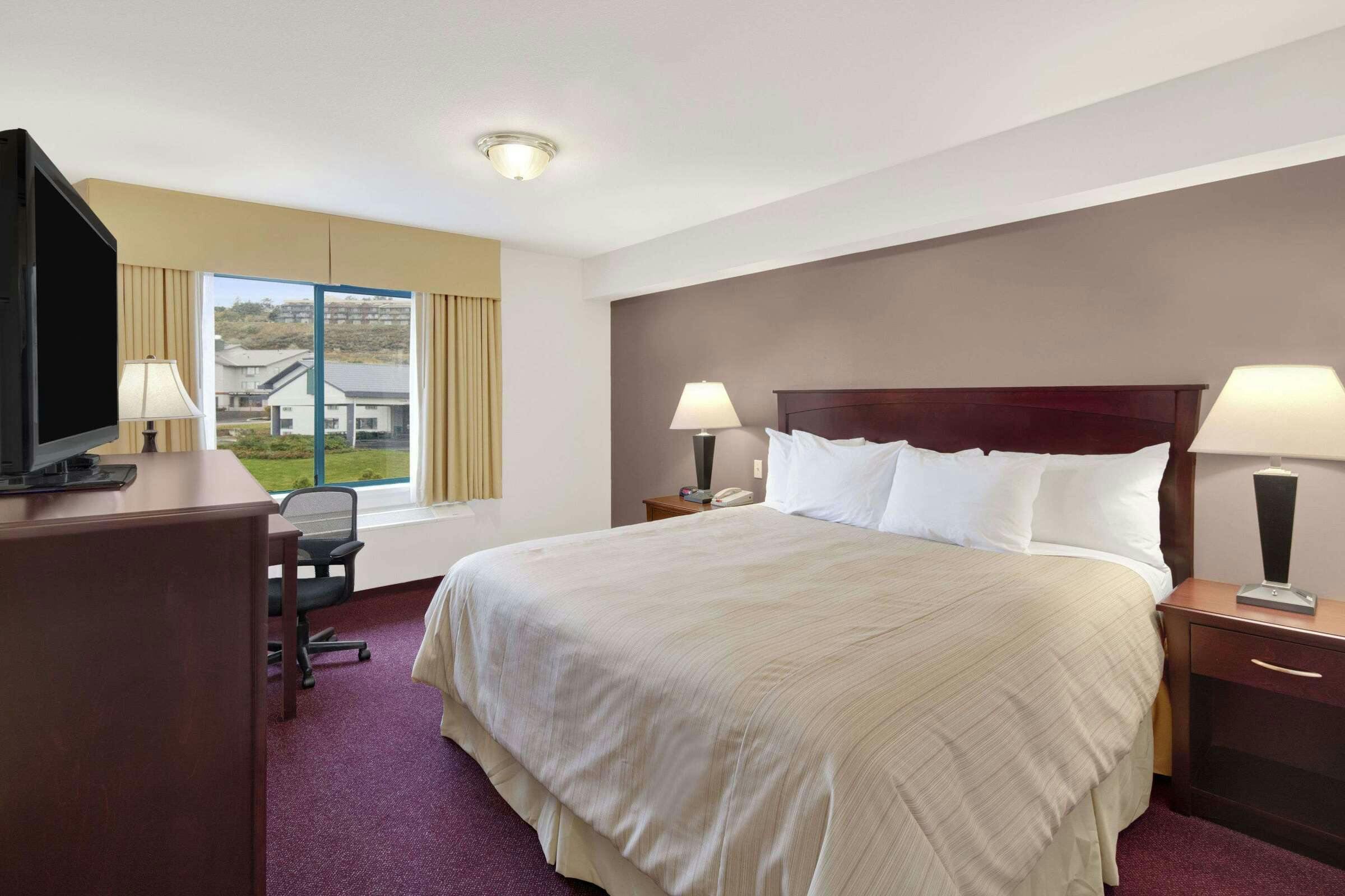 Hotel Days Inn by Wyndham Kamloops BC photo 2