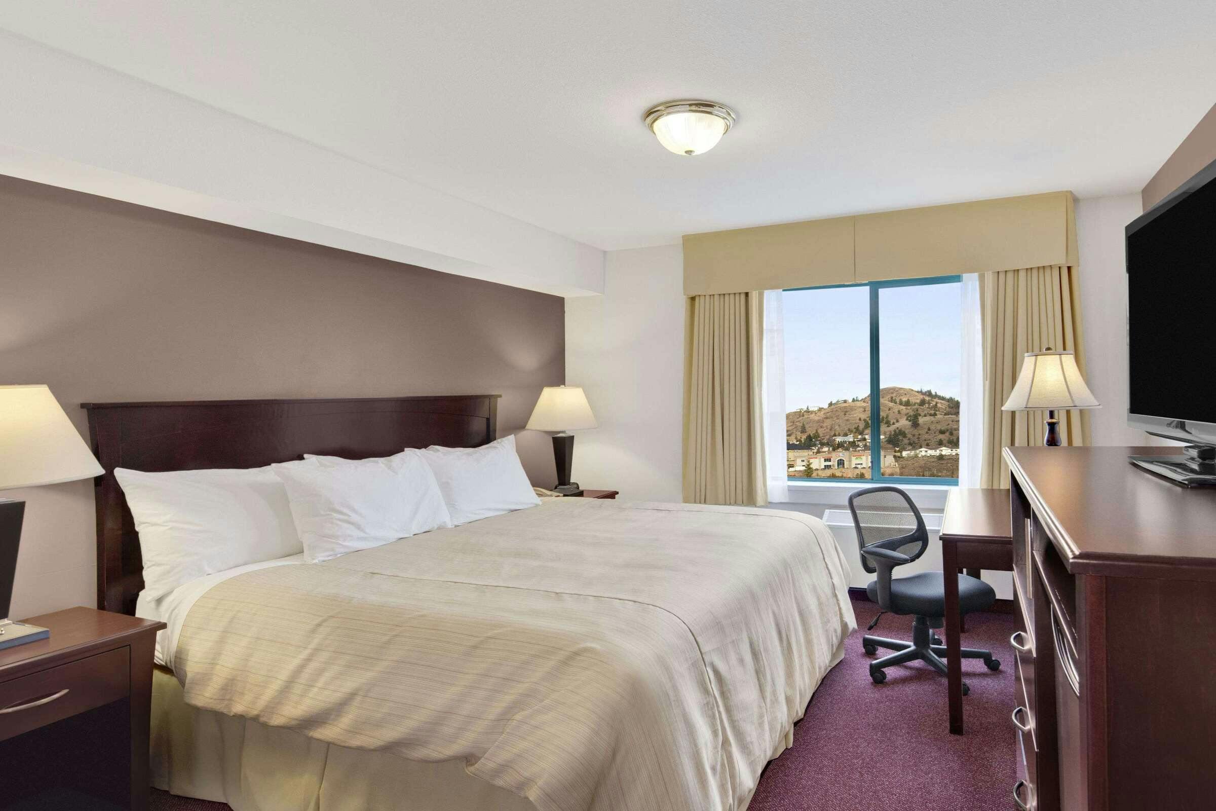 Hotel Days Inn by Wyndham Kamloops BC photo 3