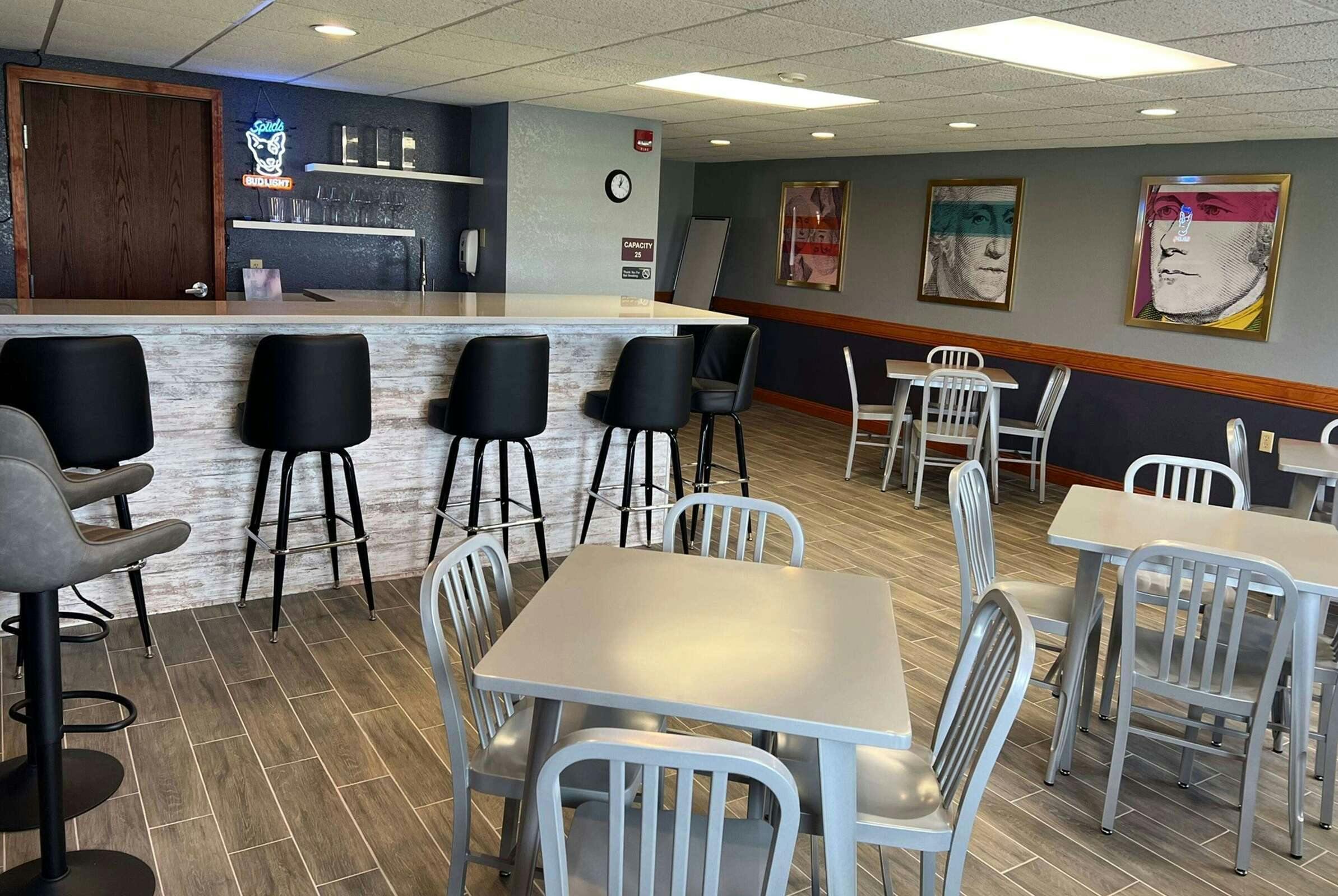 Hotel AmericInn by Wyndham Manitowoc photo 1