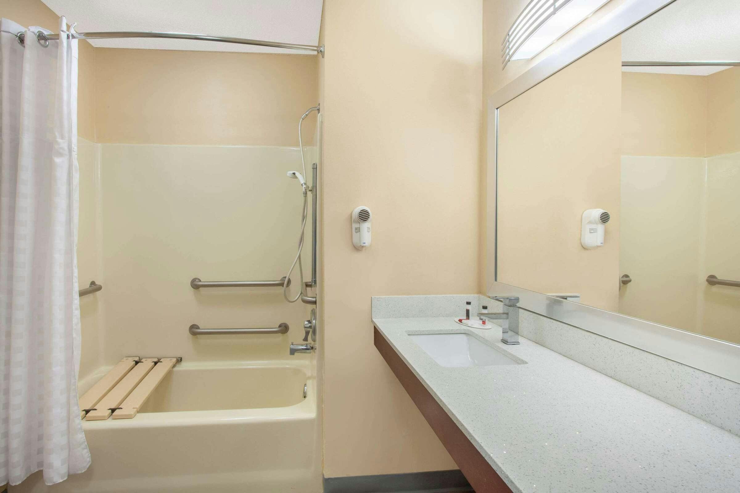 Hotel Baymont by Wyndham Greenwood photo 5